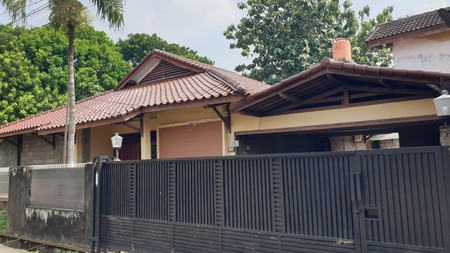 Jual Rumah taman yg luas Dekat Pintu Toll Pasar Minggu Jakarta Selatan