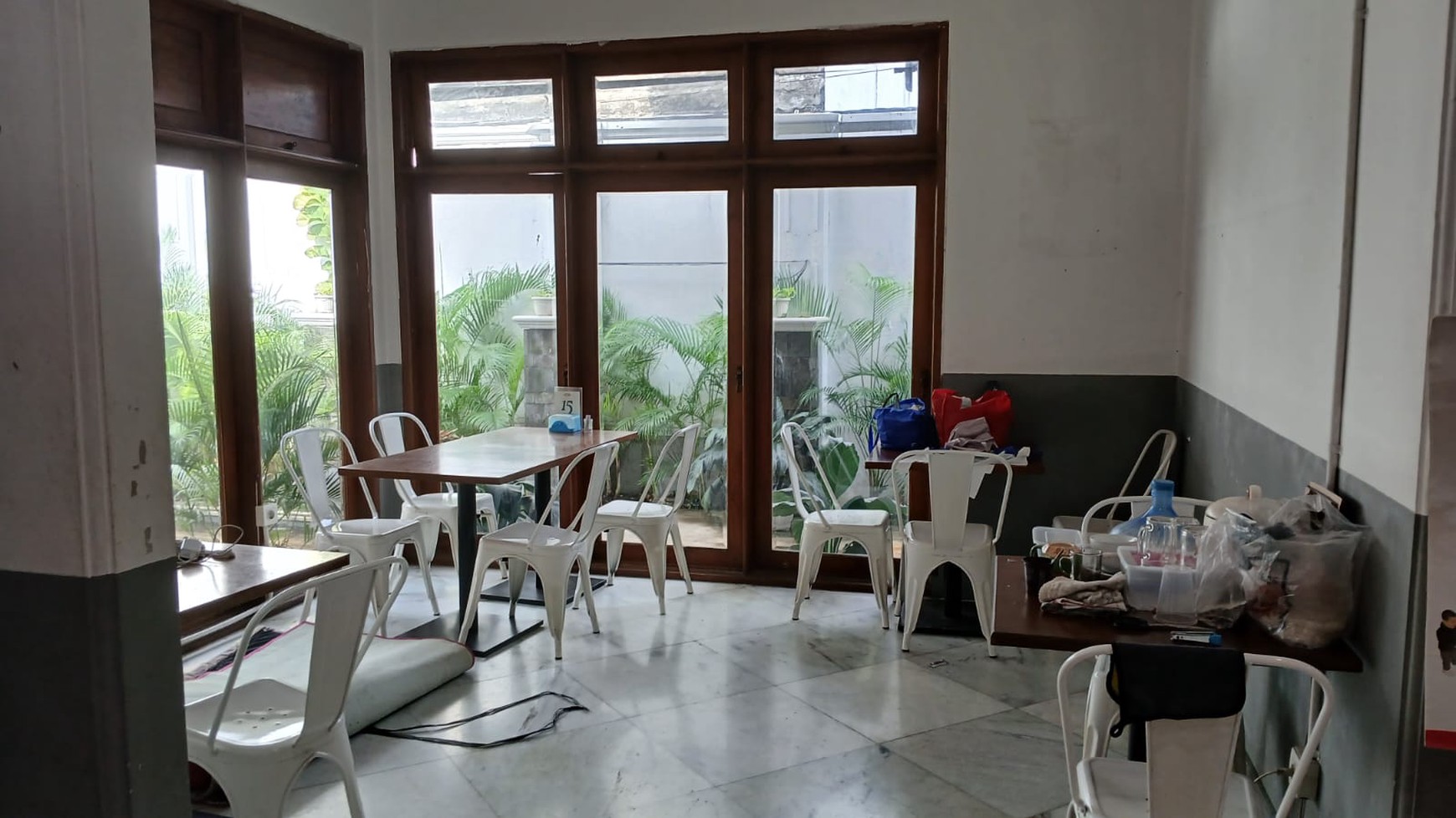 DISEWAKAN RUANG USAHA eks Resto, Strategis, Bangunan Unik, Pinggir jalan Lb Bulus, dekat MRT FATMAWATI