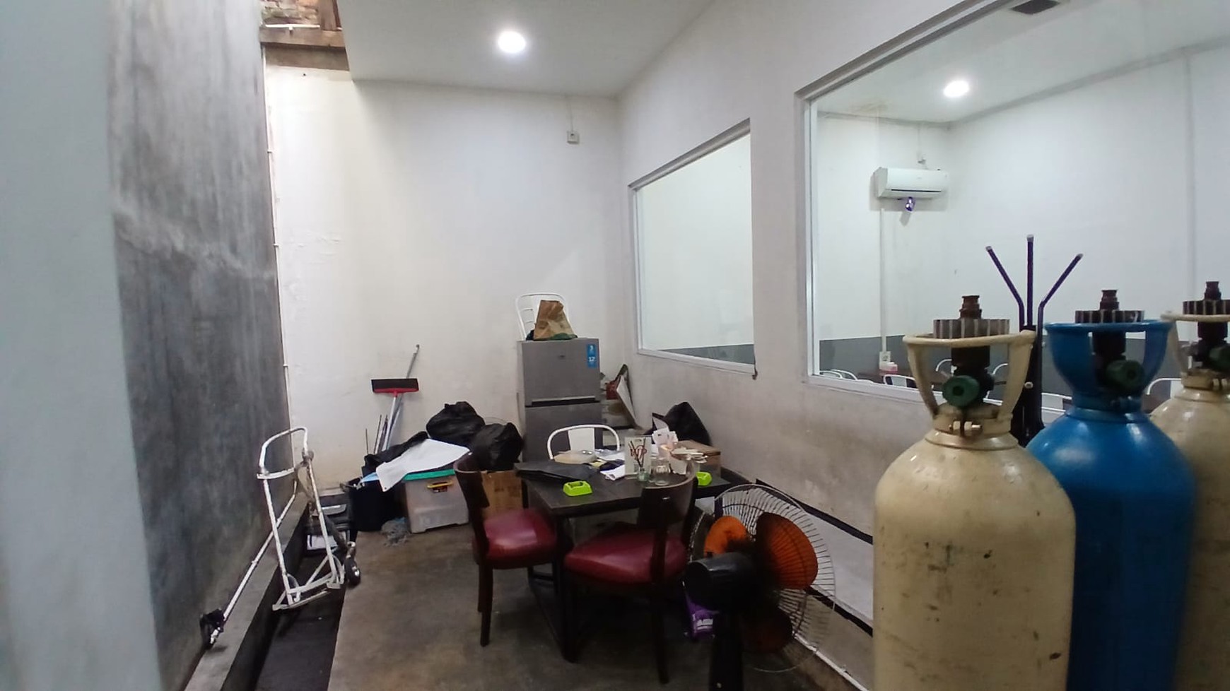 DISEWAKAN RUANG USAHA eks Resto, Strategis, Bangunan Unik, Pinggir jalan Lb Bulus, dekat MRT FATMAWATI