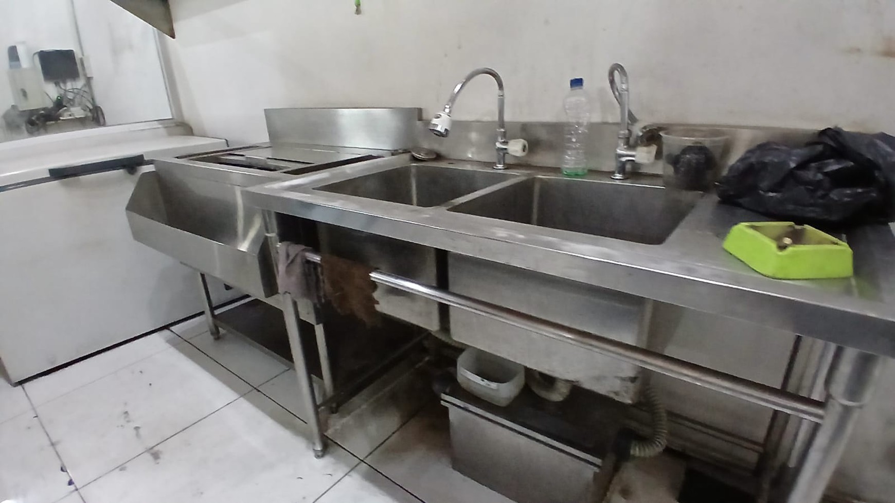 DISEWAKAN RUANG USAHA eks Resto, Strategis, Bangunan Unik, Pinggir jalan Lb Bulus, dekat MRT FATMAWATI