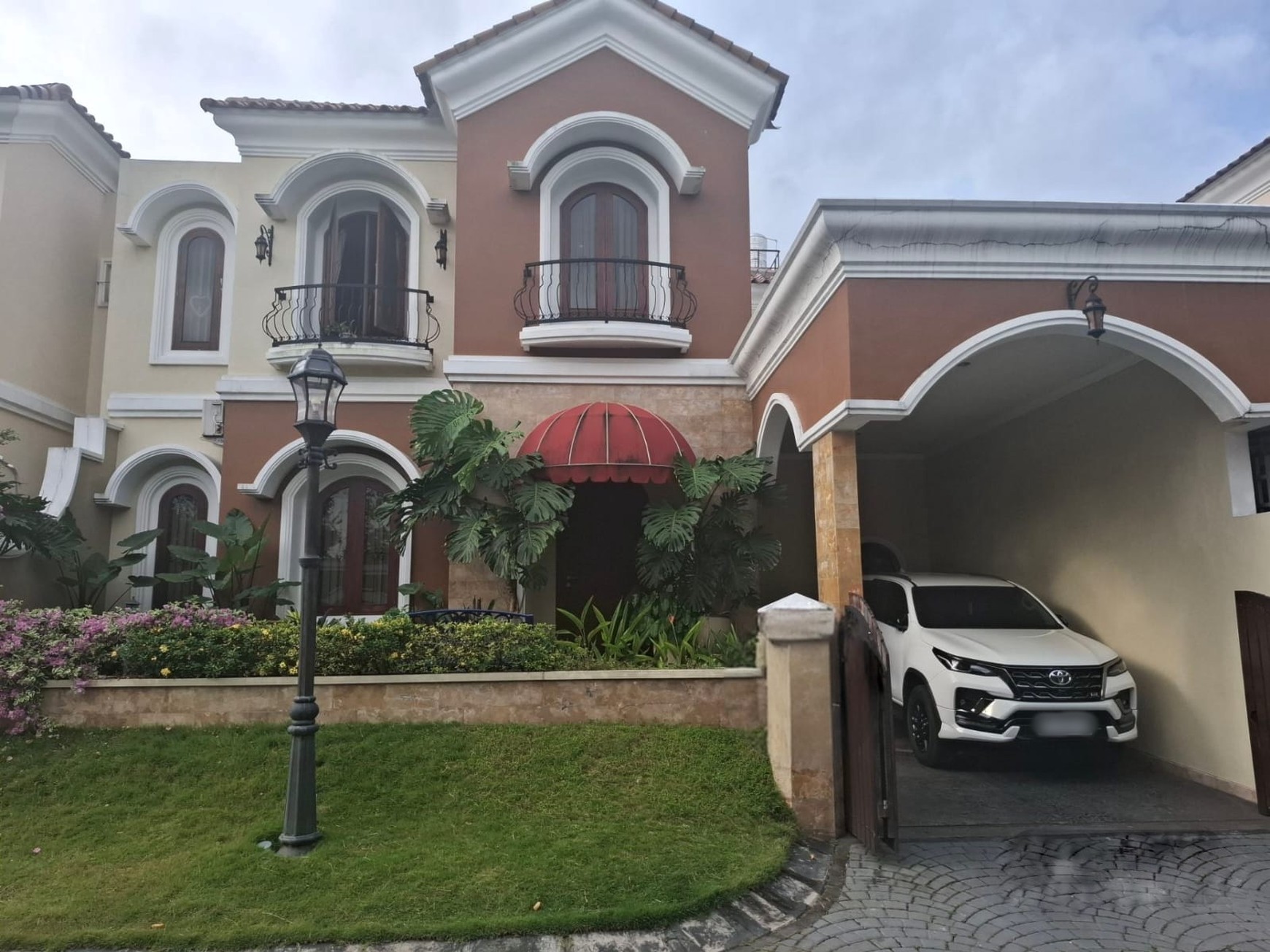 Rumah Mewah Furnish Dalam Perum Dijalan Ringroad Utara, Maguwoharjo, Depok, Sleman