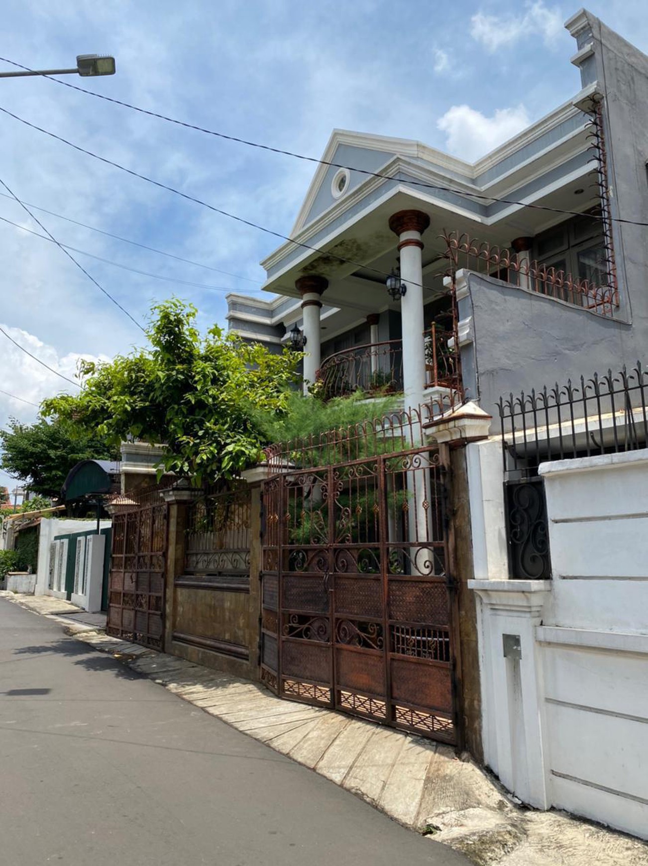 Rumah Luas 2 Lantai di Jakarta Selatan KT 6+2 KM 7+1 Surat SHM.
