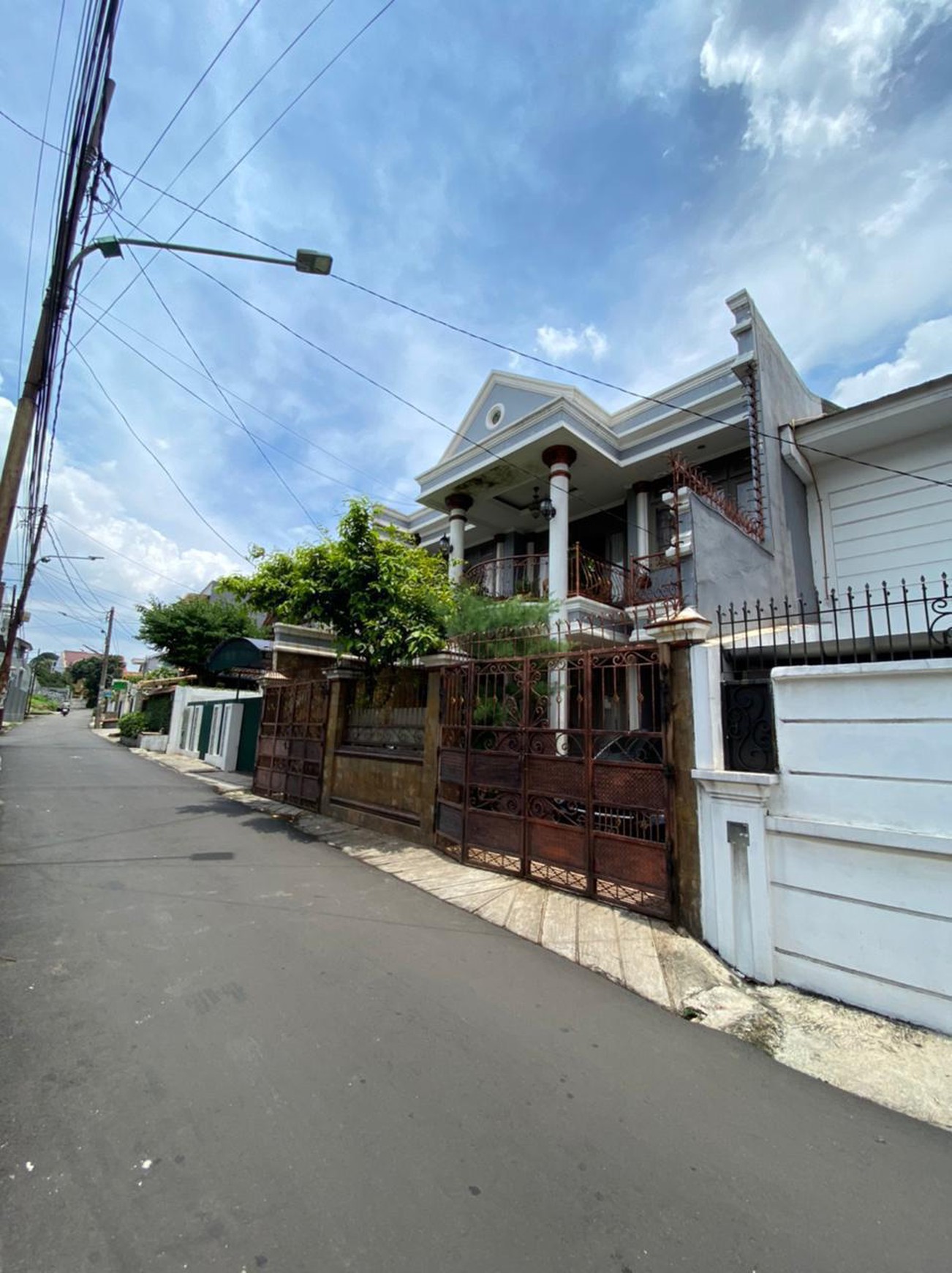Rumah Luas 2 Lantai di Jakarta Selatan KT 6+2 KM 7+1 Surat SHM.
