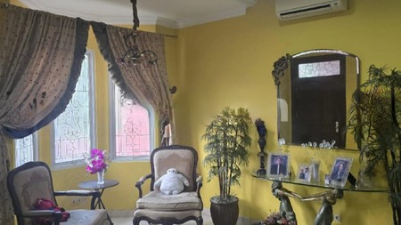 Rumah Luas dengan LT 459m2 LB 648 m2 di Ciledug, KT 6+1 KM 3+1, Surat SHM 2 Lantai