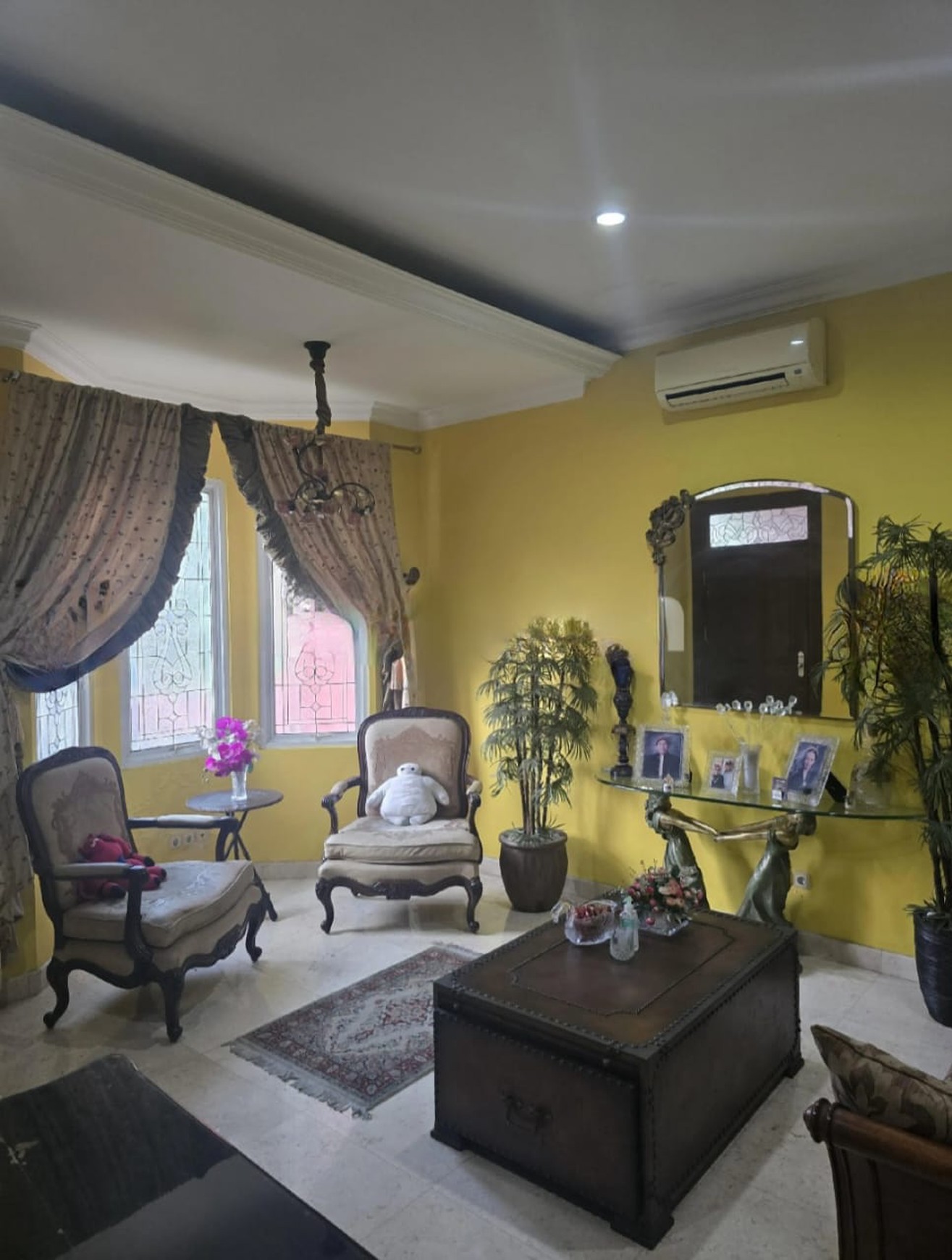 Rumah Luas dengan LT 459m2 LB 648 m2 di Ciledug, KT 6+1 KM 3+1, Surat SHM 2 Lantai