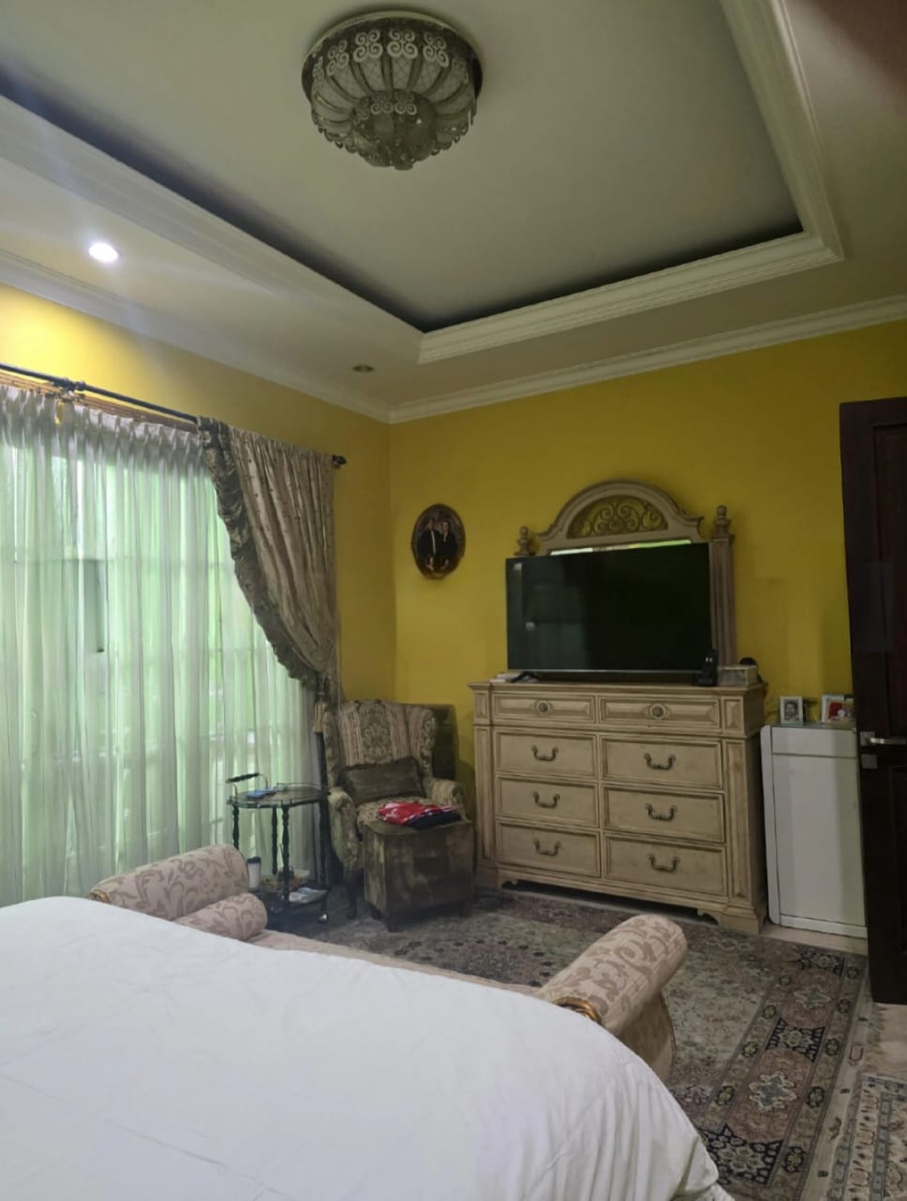 Rumah Luas dengan LT 459m2 LB 648 m2 di Ciledug, KT 6+1 KM 3+1, Surat SHM 2 Lantai
