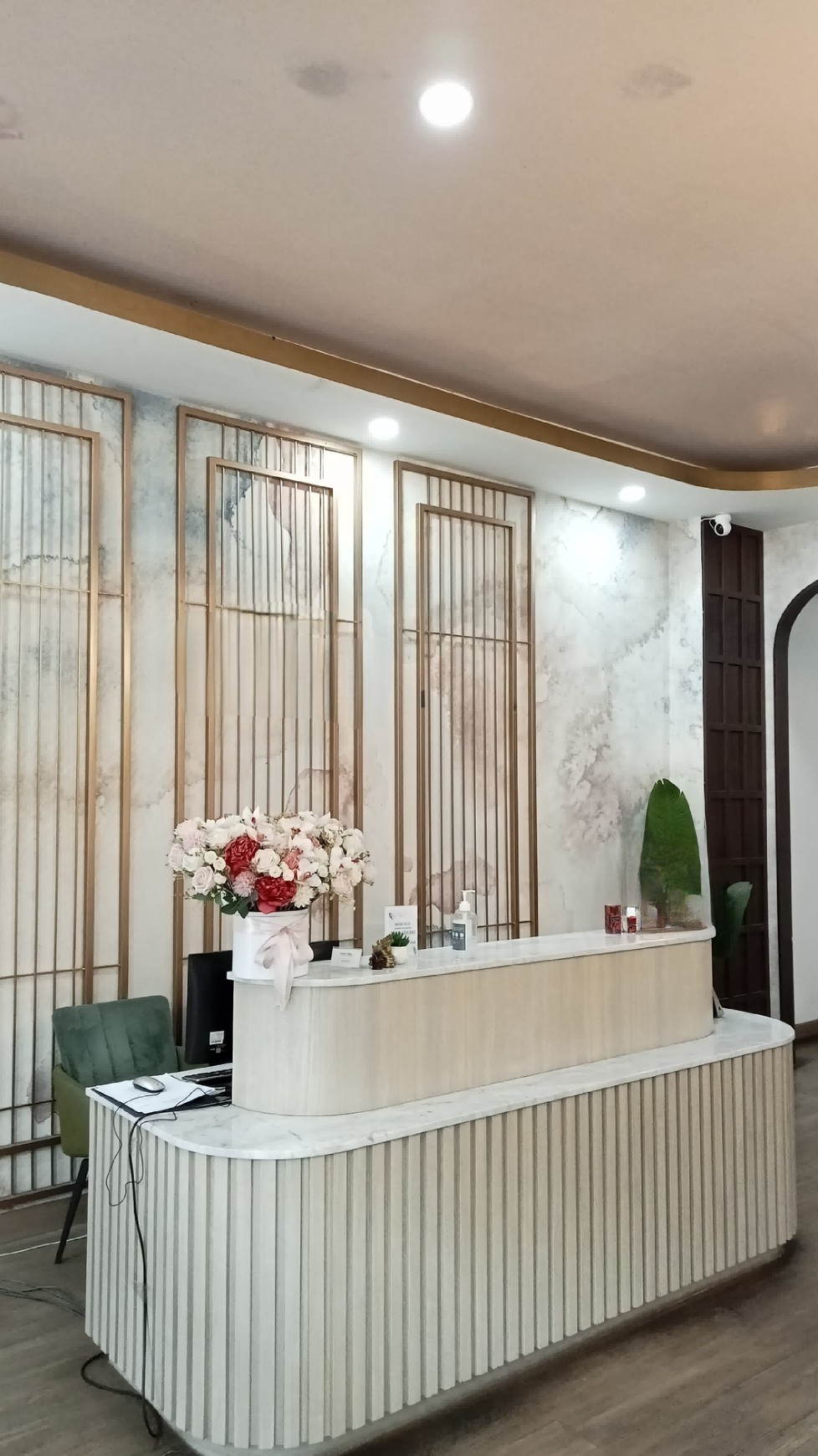 Dijual Ruko Gading Park Kelapa Gading Jakarta Utara - Hadap Nol Jalan Raya Utama - Bonus Usaha Klinik Skin Care Aktif Plus Peralatan Full Furnished Lengkap - Aktif Operasional - Parkiran Mobil Luas