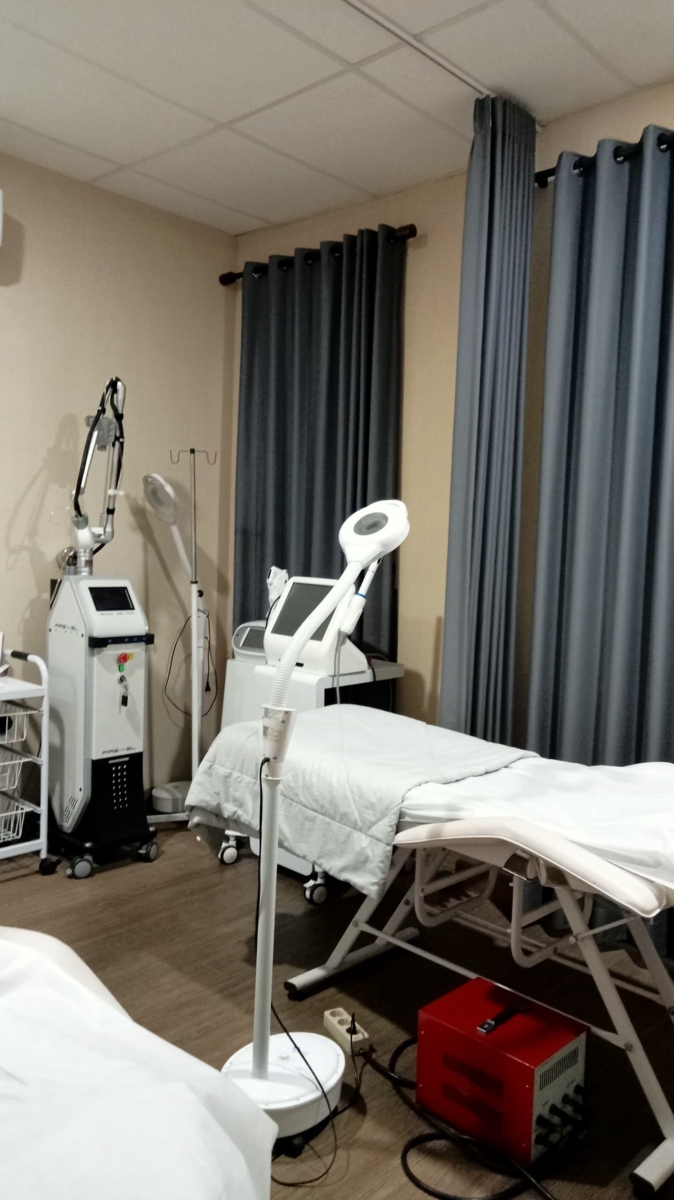 Dijual Ruko Gading Park Kelapa Gading Jakarta Utara - Hadap Nol Jalan Raya Utama - Bonus Usaha Klinik Skin Care Aktif Plus Peralatan Full Furnished Lengkap - Aktif Operasional - Parkiran Mobil Luas