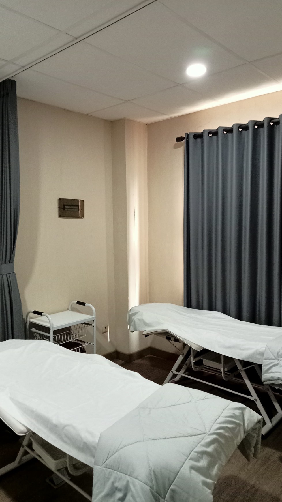 Dijual Ruko Gading Park Kelapa Gading Jakarta Utara - Hadap Nol Jalan Raya Utama - Bonus Usaha Klinik Skin Care Aktif Plus Peralatan Full Furnished Lengkap - Aktif Operasional - Parkiran Mobil Luas