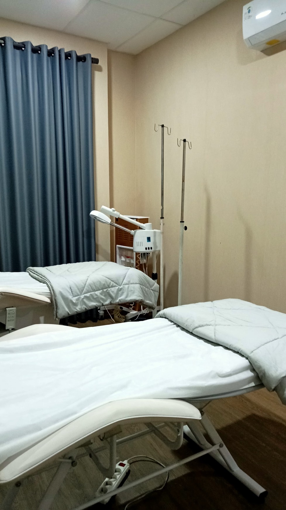 Dijual Ruko Gading Park Kelapa Gading Jakarta Utara - Hadap Nol Jalan Raya Utama - Bonus Usaha Klinik Skin Care Aktif Plus Peralatan Full Furnished Lengkap - Aktif Operasional - Parkiran Mobil Luas
