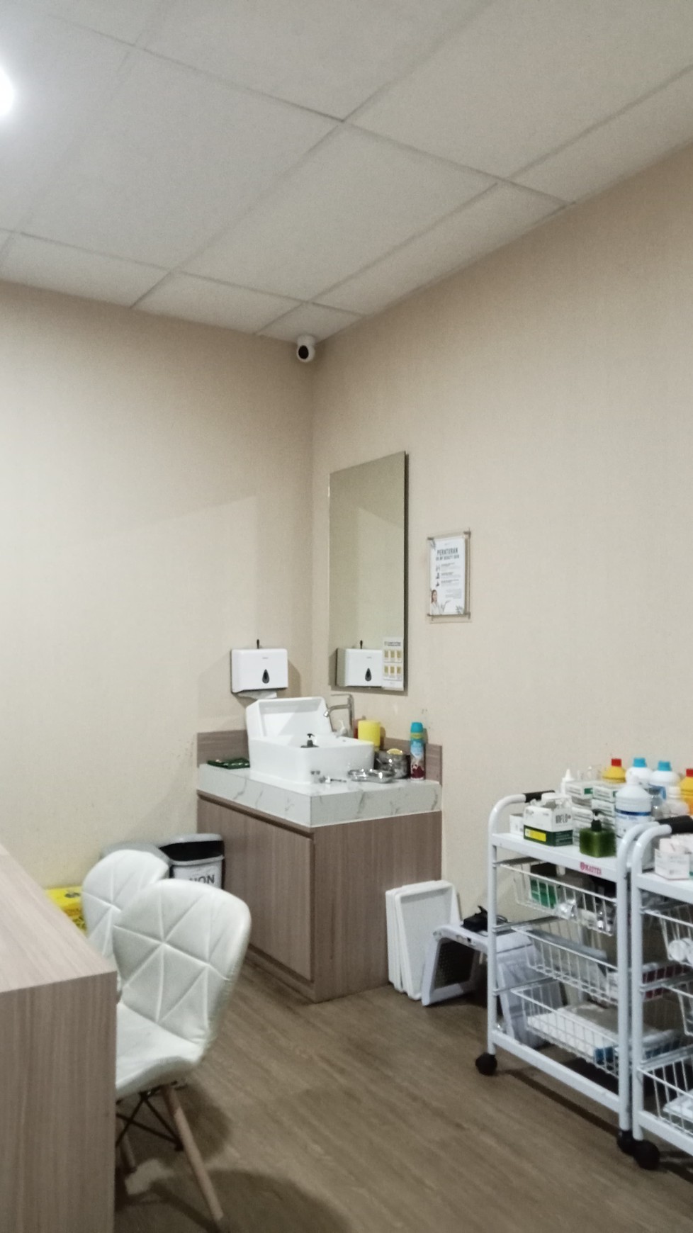 Dijual Ruko Gading Park Kelapa Gading Jakarta Utara - Hadap Nol Jalan Raya Utama - Bonus Usaha Klinik Skin Care Aktif Plus Peralatan Full Furnished Lengkap - Aktif Operasional - Parkiran Mobil Luas