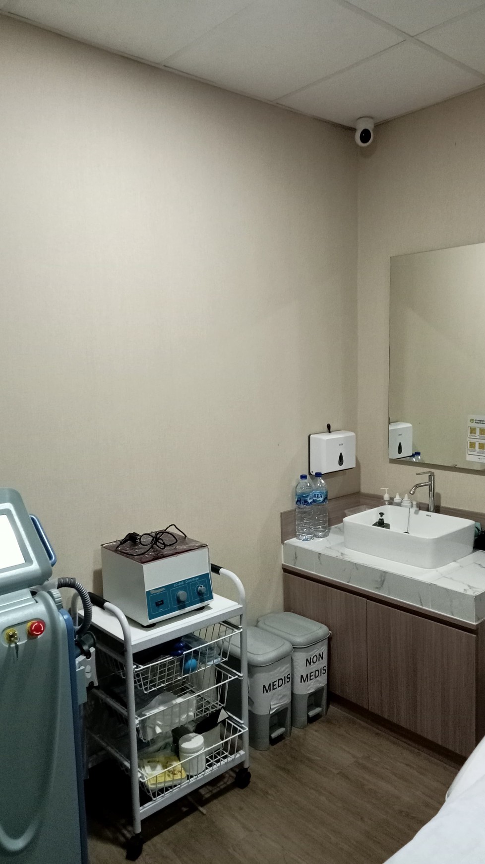 Dijual Ruko Gading Park Kelapa Gading Jakarta Utara - Hadap Nol Jalan Raya Utama - Bonus Usaha Klinik Skin Care Aktif Plus Peralatan Full Furnished Lengkap - Aktif Operasional - Parkiran Mobil Luas