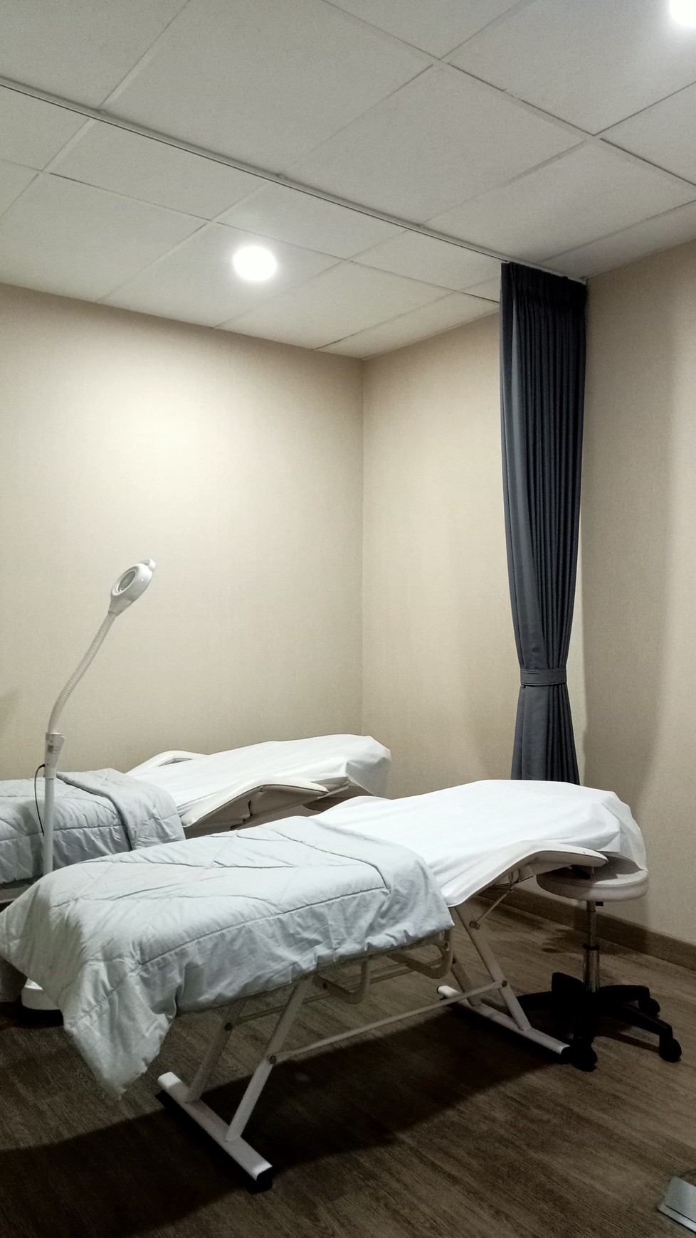 Dijual Ruko Gading Park Kelapa Gading Jakarta Utara - Hadap Nol Jalan Raya Utama - Bonus Usaha Klinik Skin Care Aktif Plus Peralatan Full Furnished Lengkap - Aktif Operasional - Parkiran Mobil Luas