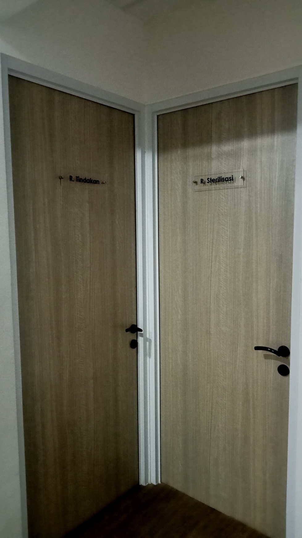 Dijual Ruko Gading Park Kelapa Gading Jakarta Utara - Hadap Nol Jalan Raya Utama - Bonus Usaha Klinik Skin Care Aktif Plus Peralatan Full Furnished Lengkap - Aktif Operasional - Parkiran Mobil Luas