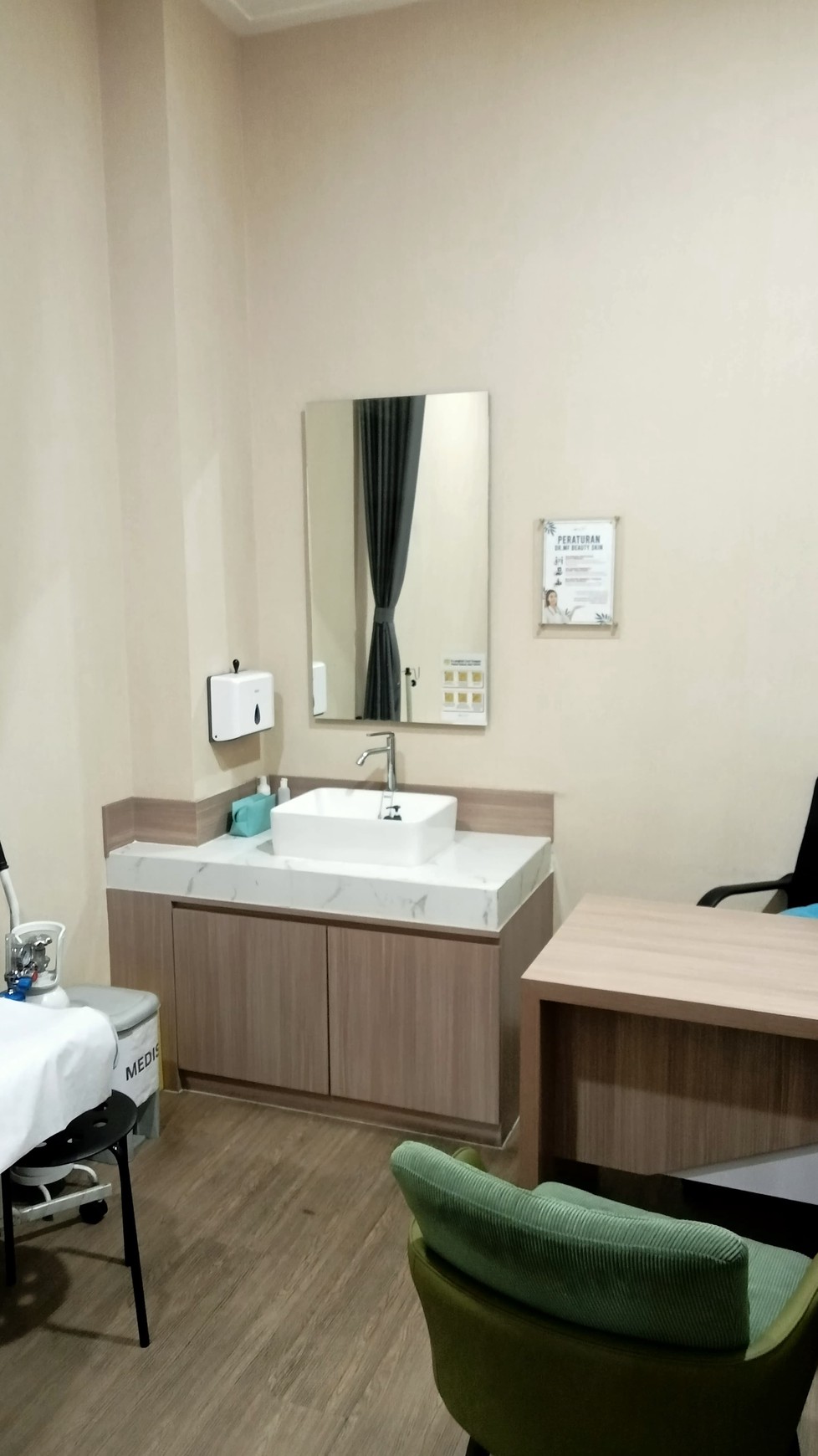 Dijual Ruko Gading Park Kelapa Gading Jakarta Utara - Hadap Nol Jalan Raya Utama - Bonus Usaha Klinik Skin Care Aktif Plus Peralatan Full Furnished Lengkap - Aktif Operasional - Parkiran Mobil Luas