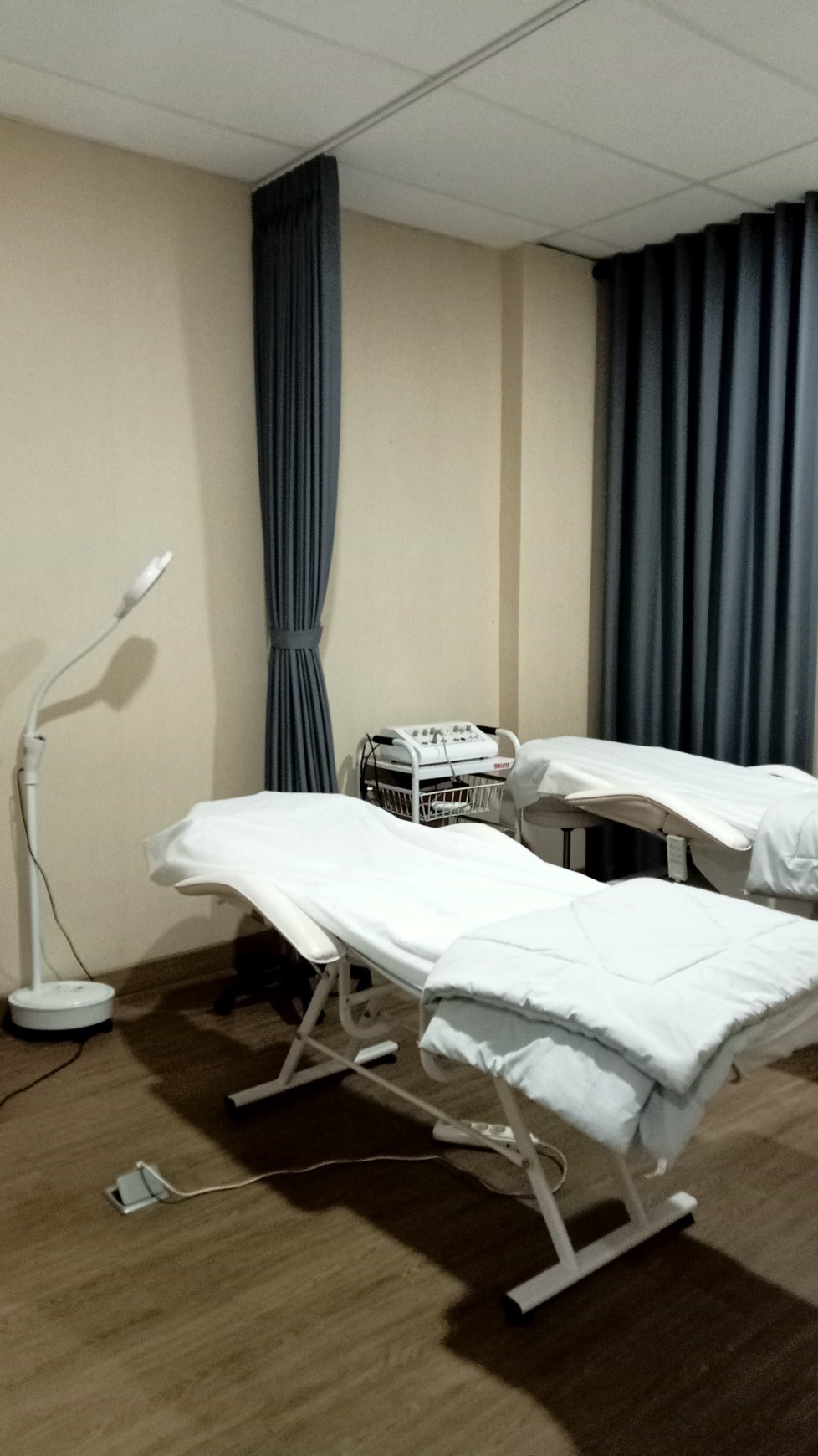 Dijual Ruko Gading Park Kelapa Gading Jakarta Utara - Hadap Nol Jalan Raya Utama - Bonus Usaha Klinik Skin Care Aktif Plus Peralatan Full Furnished Lengkap - Aktif Operasional - Parkiran Mobil Luas