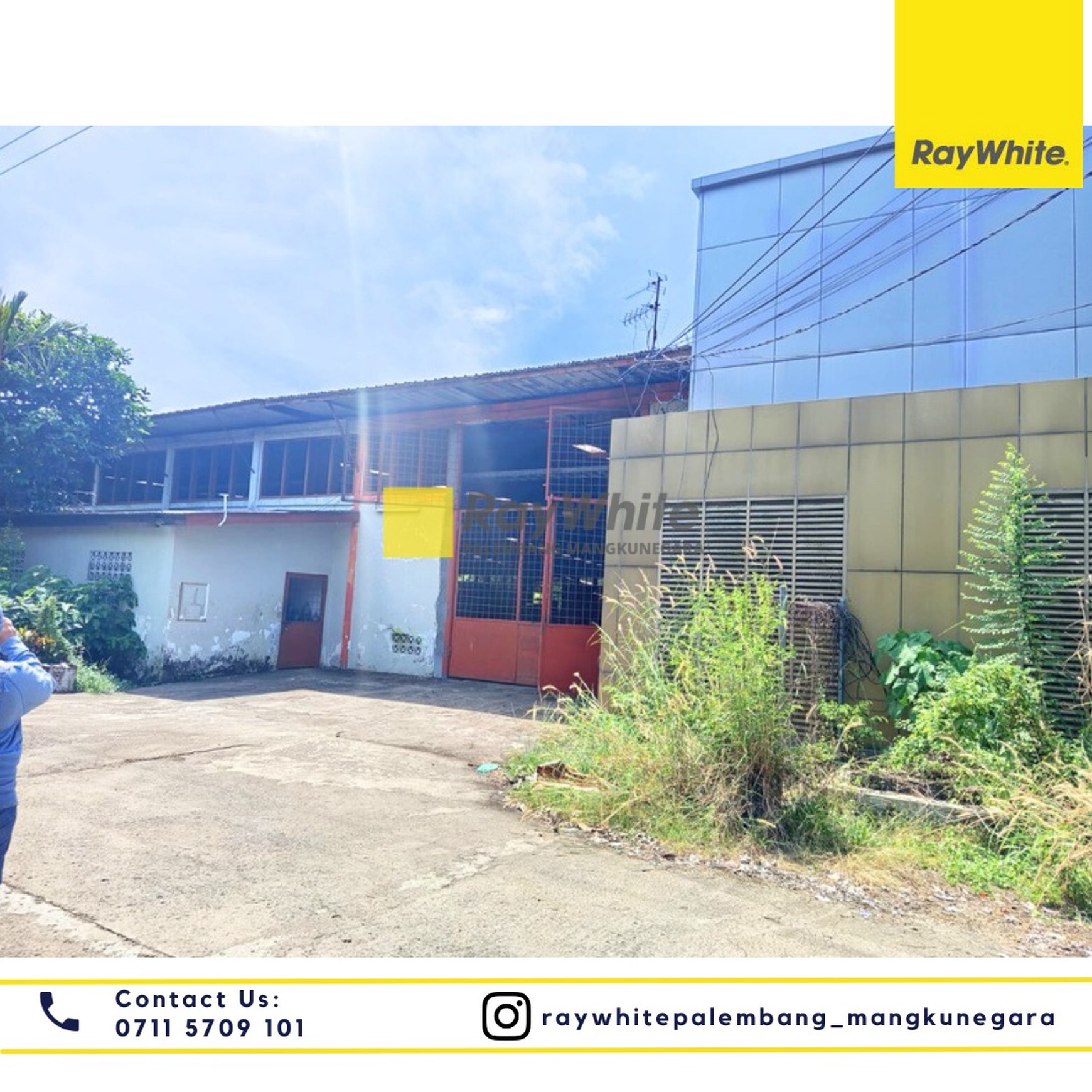 Kantor dan Pabrik dekat Sungai Musi