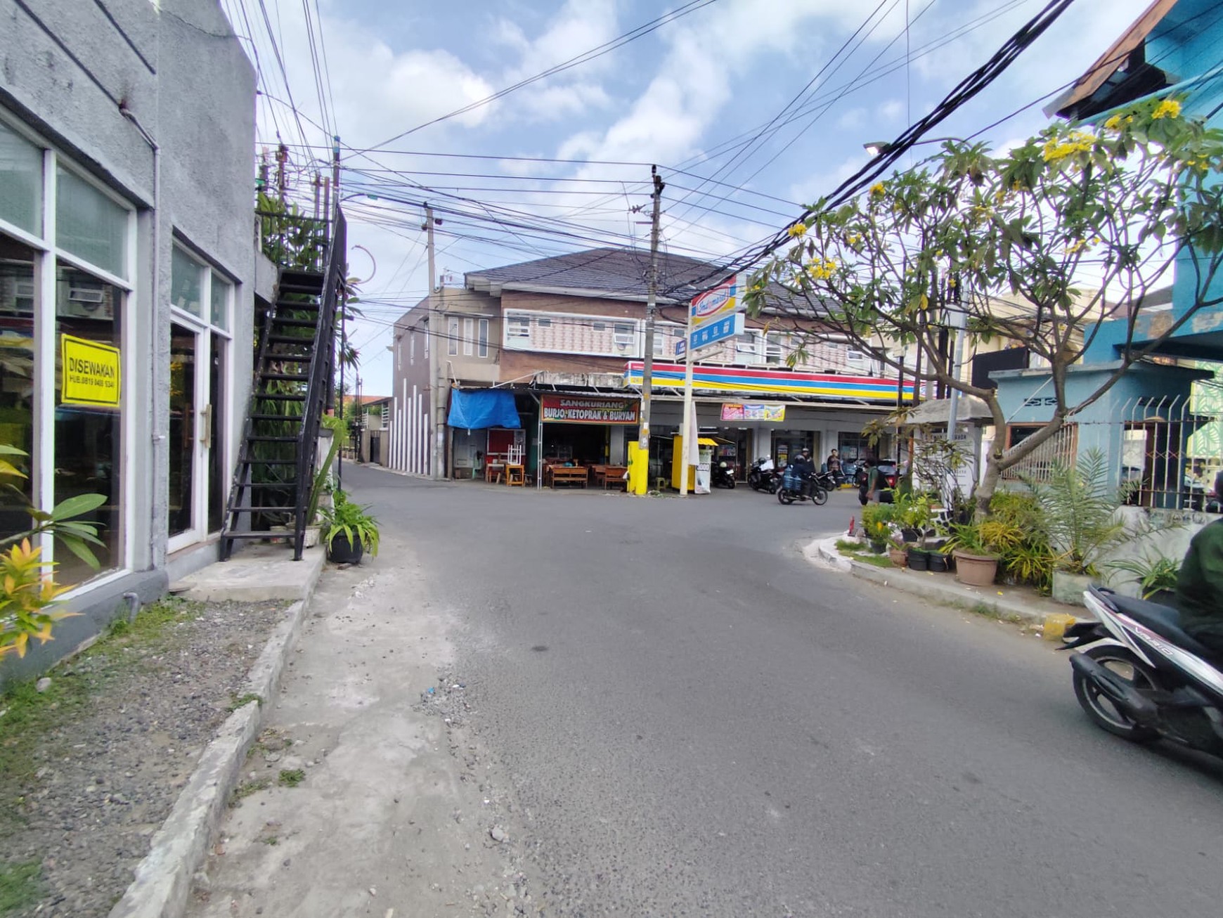 Ruang Usaha Cocok Untuk Cafe Dekat Ambarukmo Plaza, Caturtunggal, Depok, Sleman