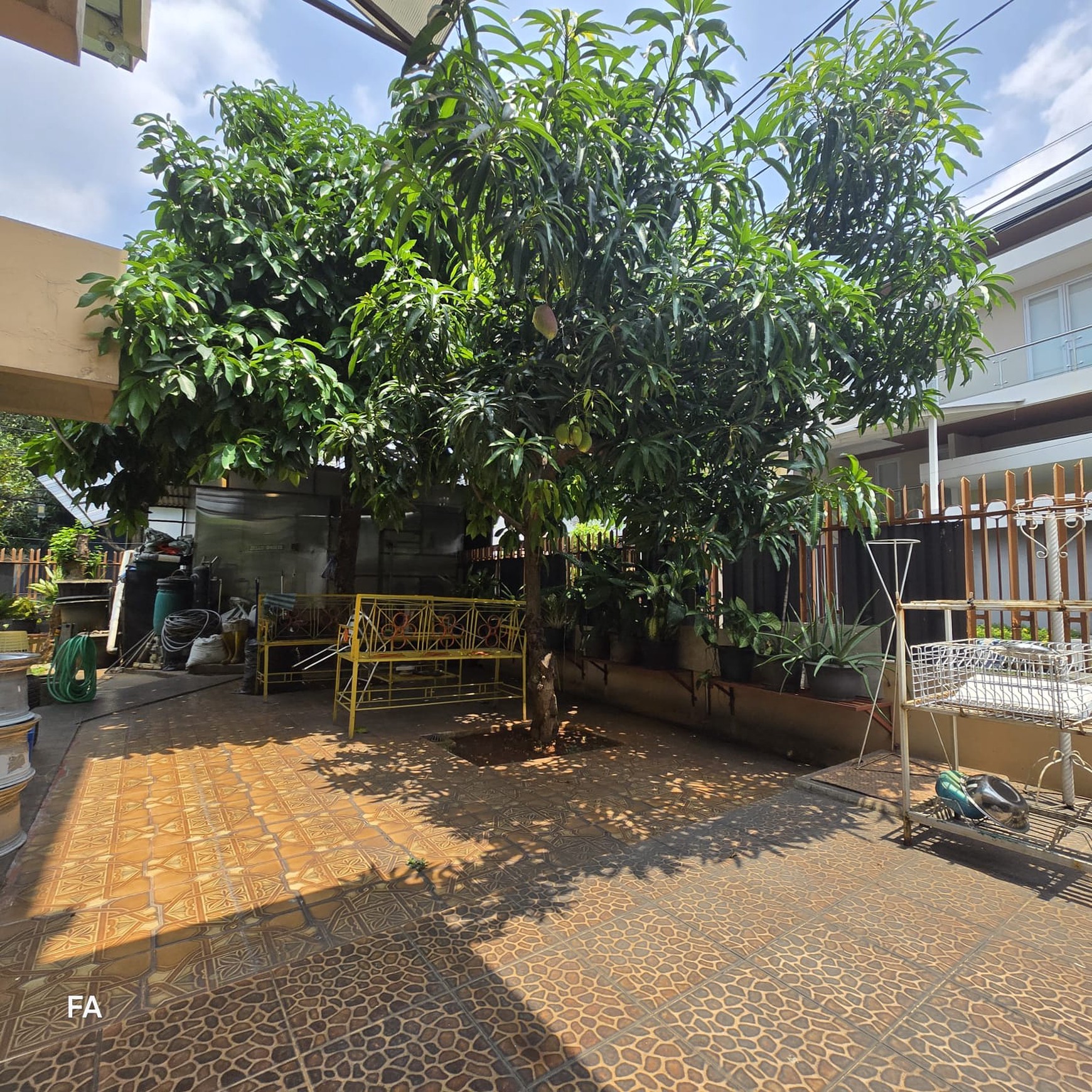Rumah 2 lantai huk luas 332 m2 terawat lokasi strategis bebas banjir di Taman Kedoya Baru. Jakarta Barat