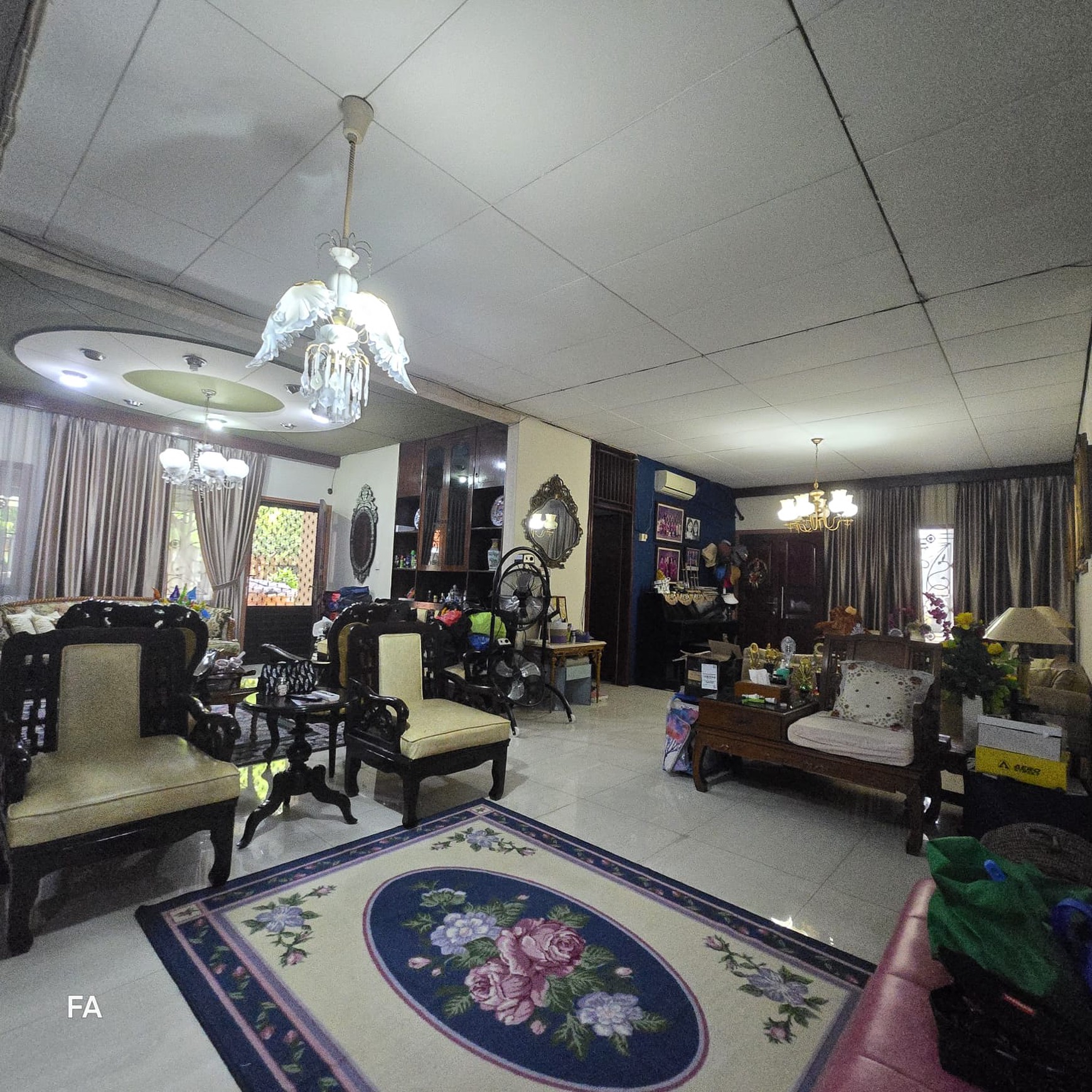 Rumah 2 lantai huk luas 332 m2 terawat lokasi strategis bebas banjir di Taman Kedoya Baru. Jakarta Barat