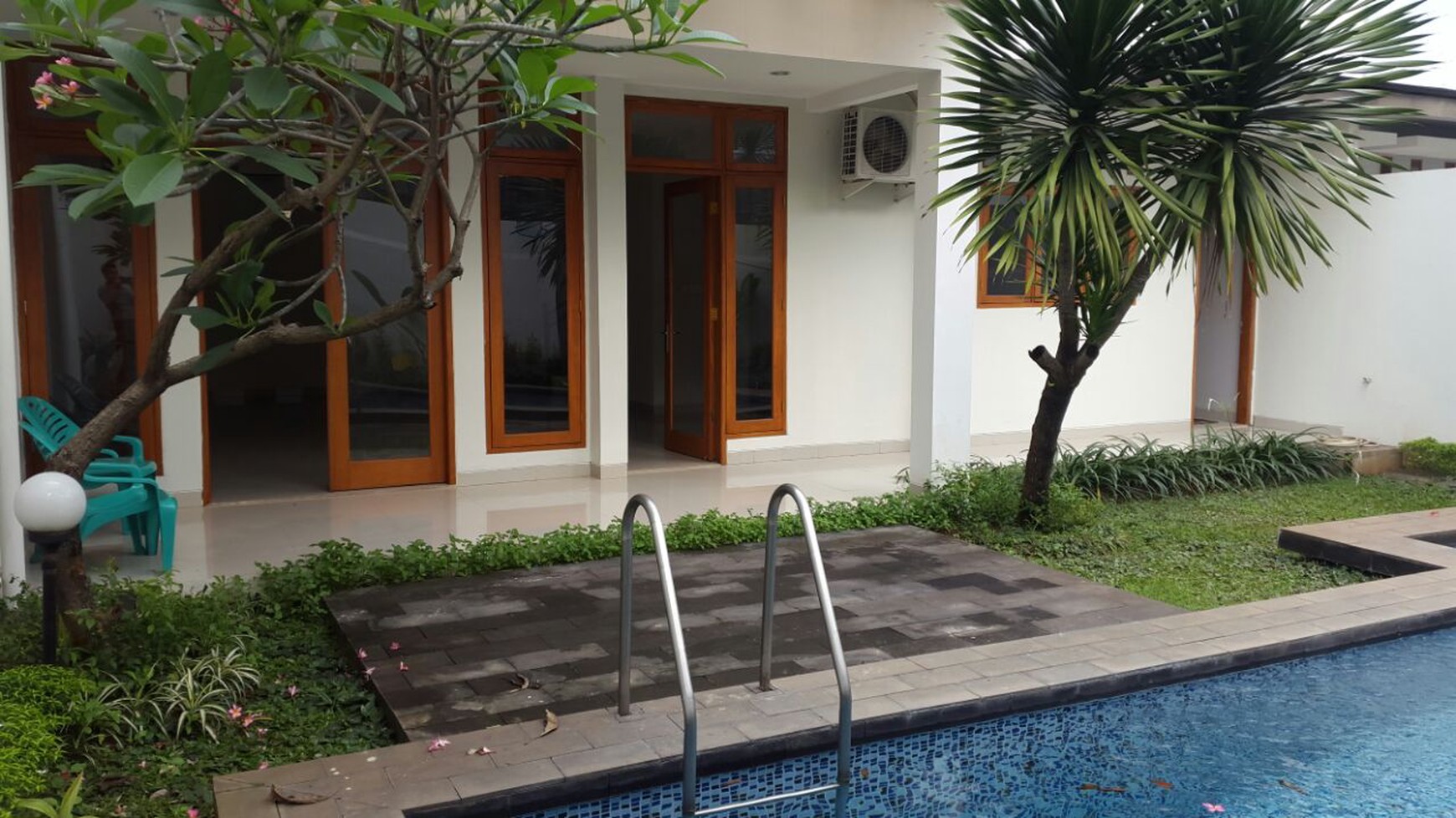 Disewa Rumah Eksklusive Baru Dan Terawat di Kemang, Jakarta Selatan
