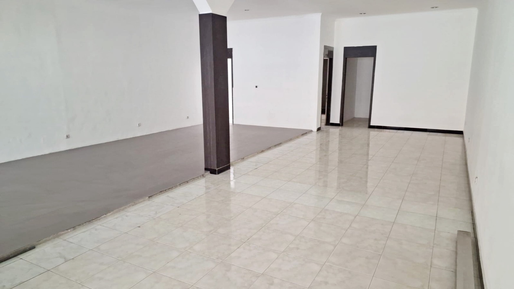 Disewakan Rumah Usaha Pusat Kota di Jl Kartini Surabaya
