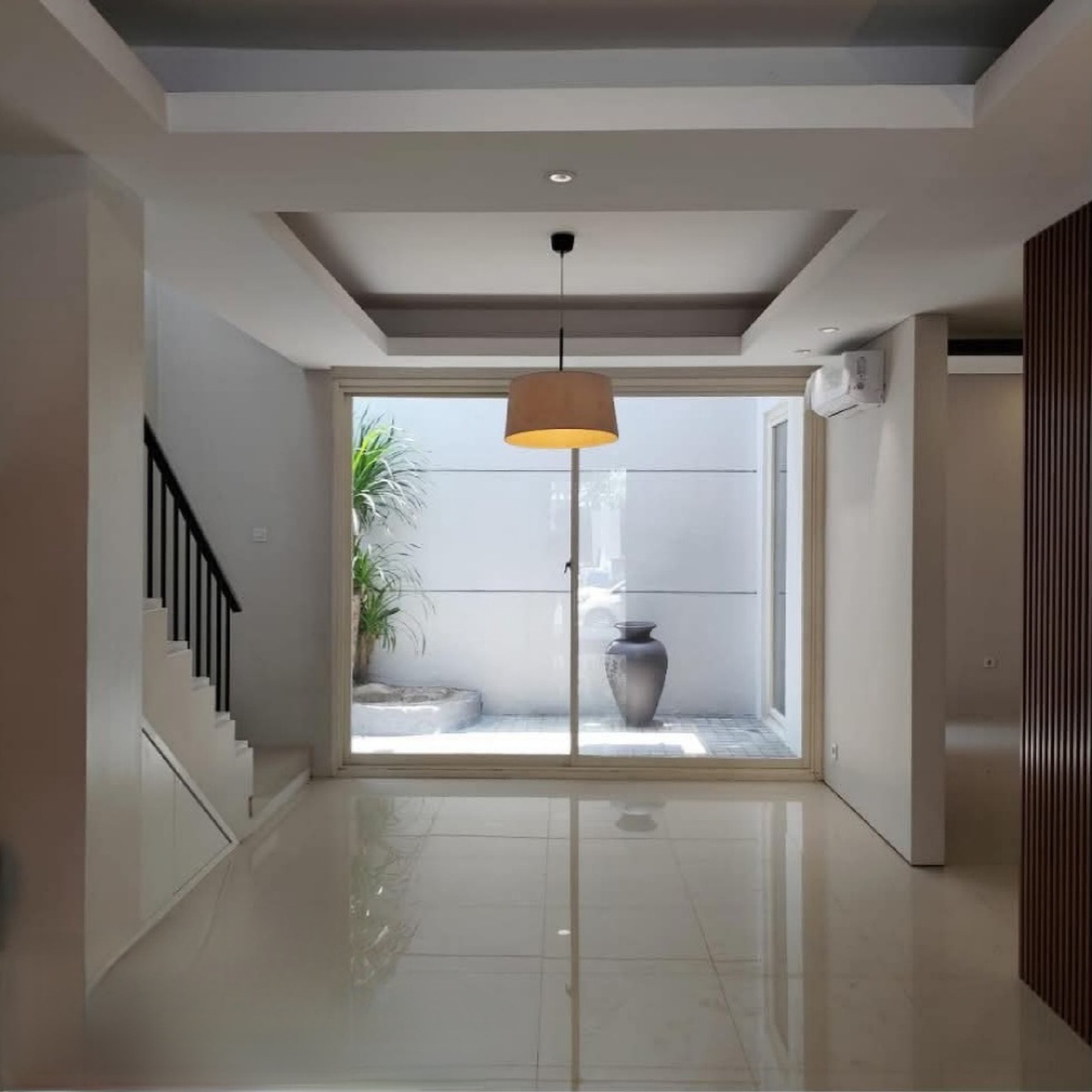 Dijual Rumah Baru Dian Istana Mocca Verbana Bonus Semi Furnished New Modern Dekat Graha Family, Pakuwon Mall