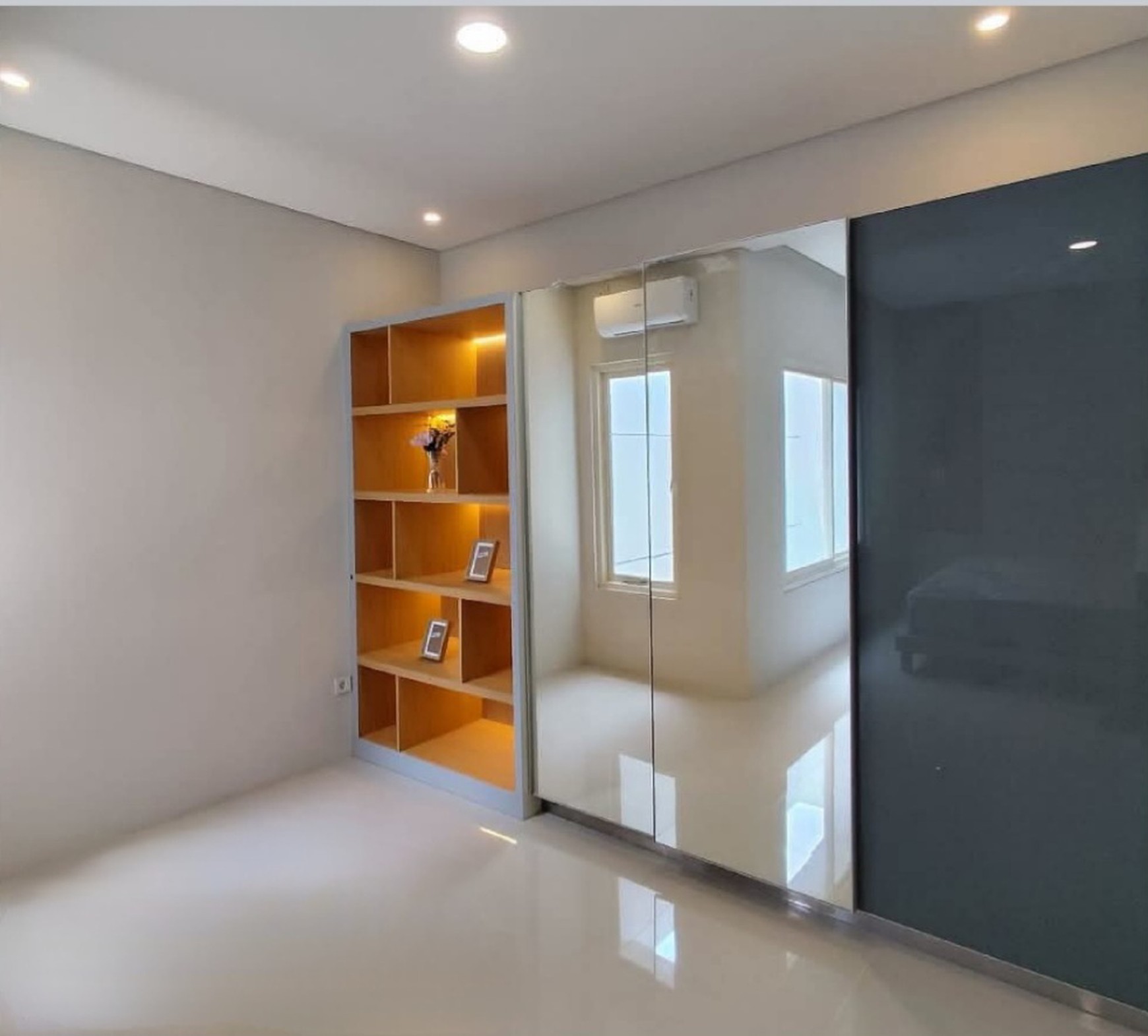 Dijual Rumah Baru Dian Istana Mocca Verbana Bonus Semi Furnished New Modern Dekat Graha Family, Pakuwon Mall