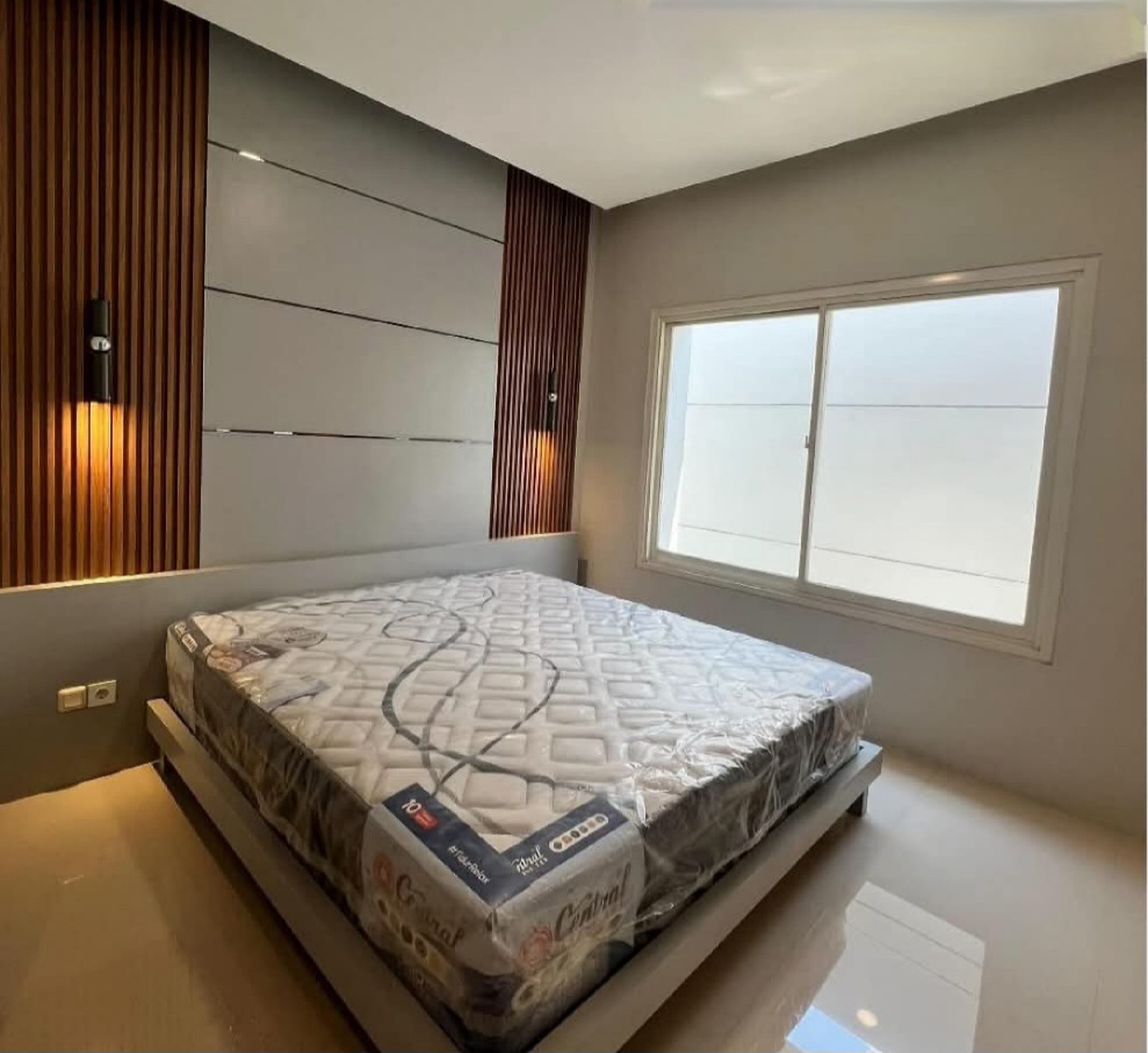 Dijual Rumah Baru Dian Istana Mocca Verbana Bonus Semi Furnished New Modern Dekat Graha Family, Pakuwon Mall