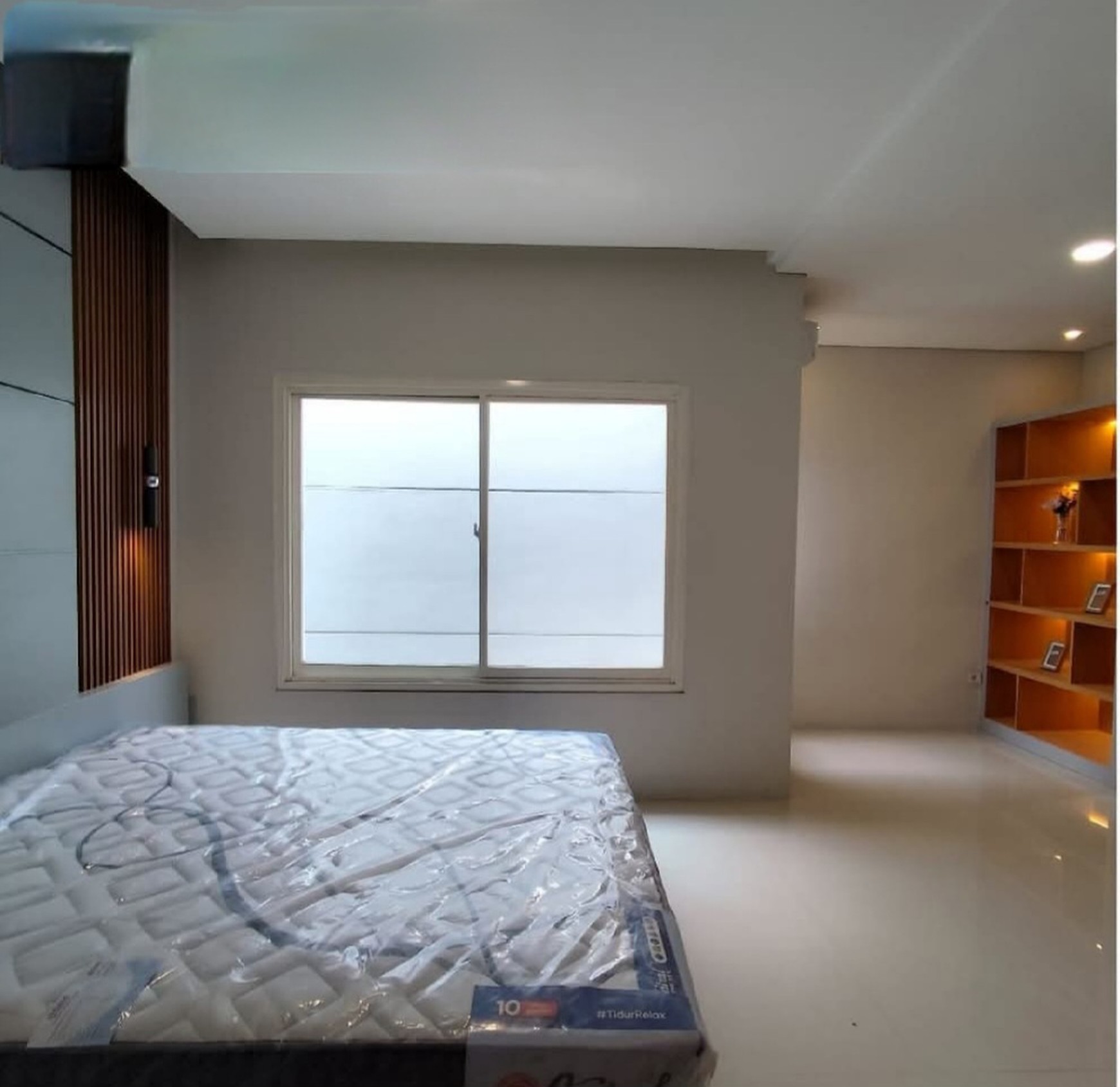 Dijual Rumah Baru Dian Istana Mocca Verbana Bonus Semi Furnished New Modern Dekat Graha Family, Pakuwon Mall