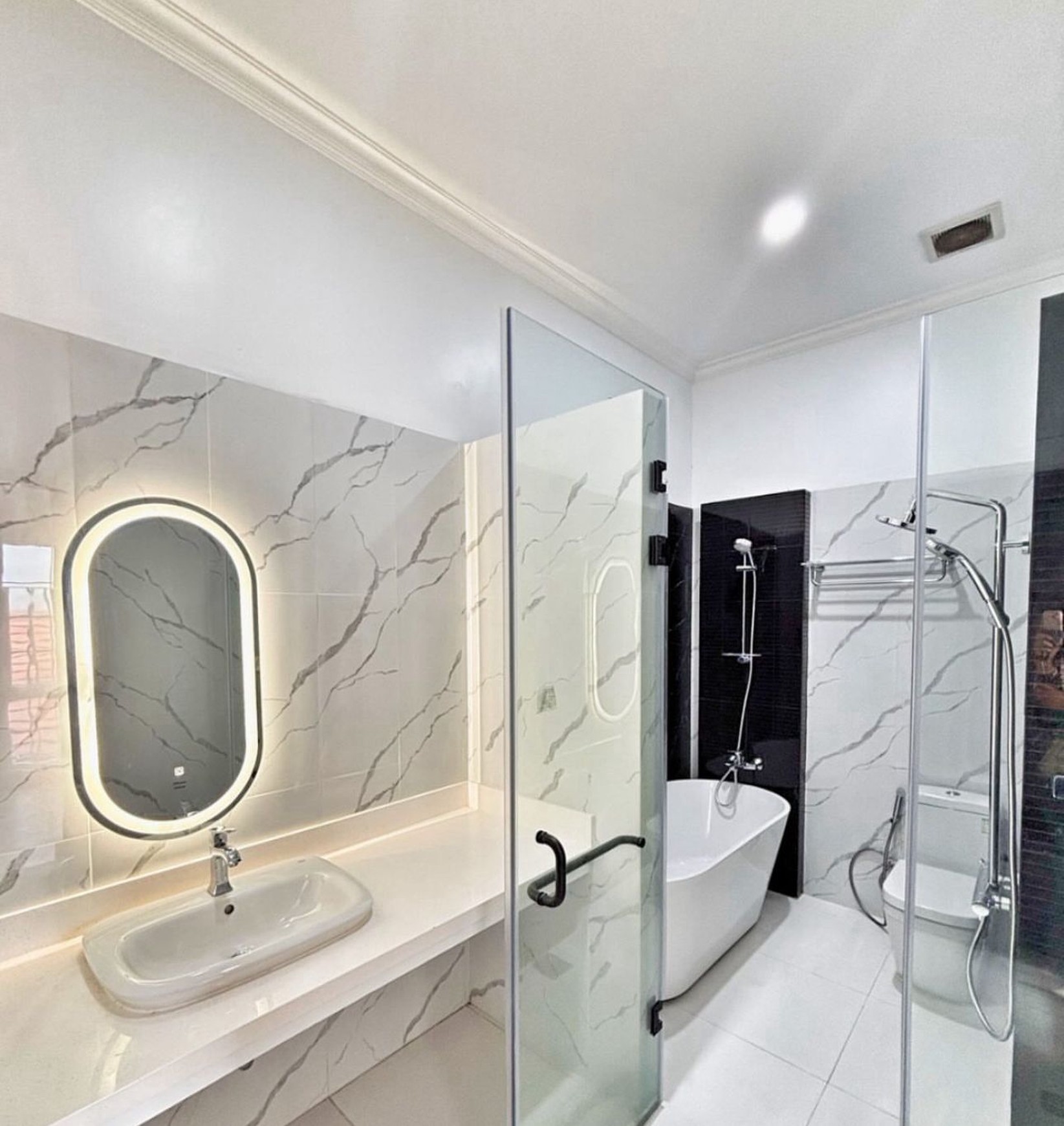 Rumah Brand New Town House American Classic style, dikawasan strategis Jakarta Selatan, mewah, eksklusif hanya 7 rumah, 3  menit ke Buncit Raya, 5 Man 