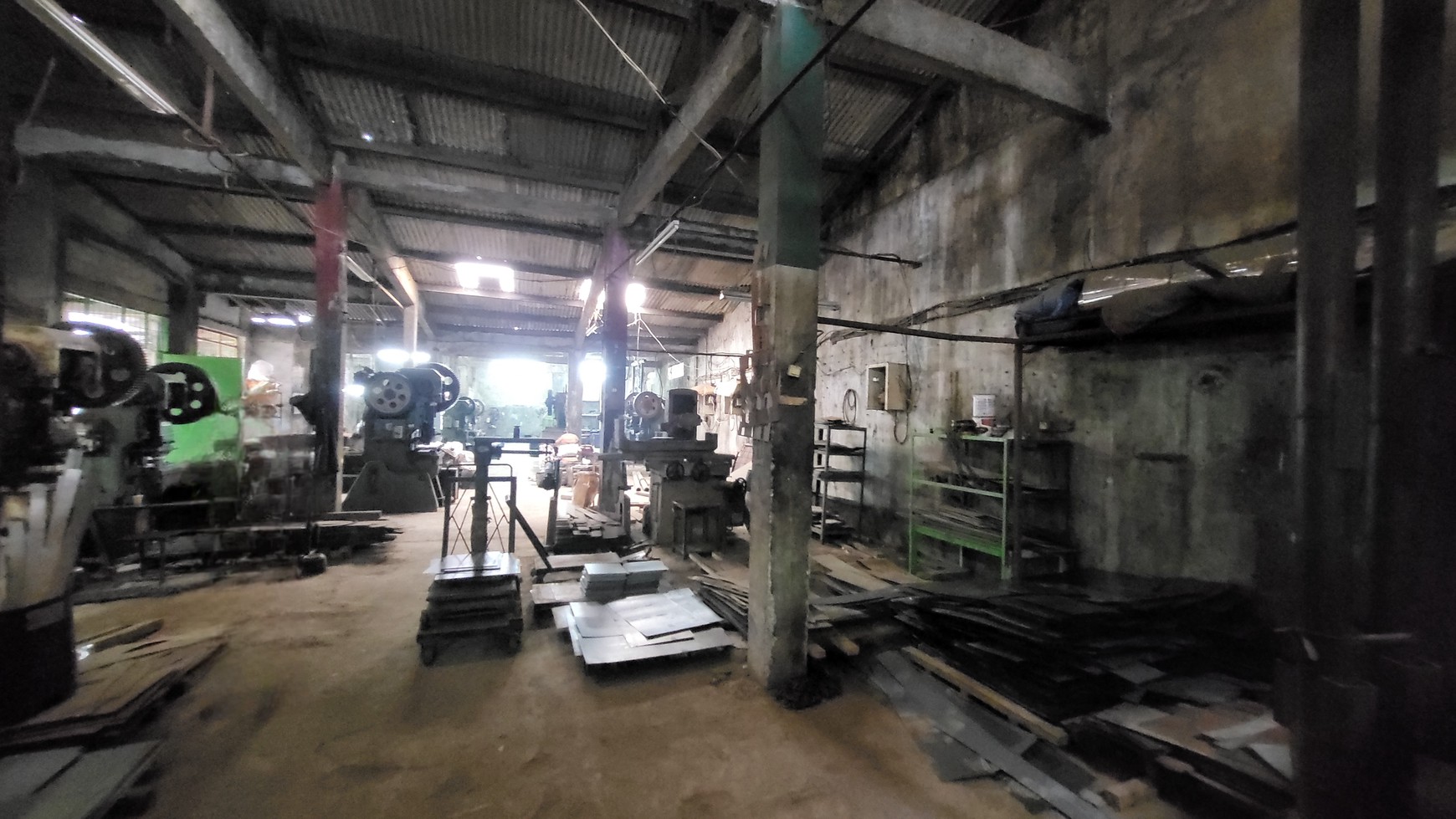 Gudang Hadap Jalan Raya di Cisauk Legok Tangerang