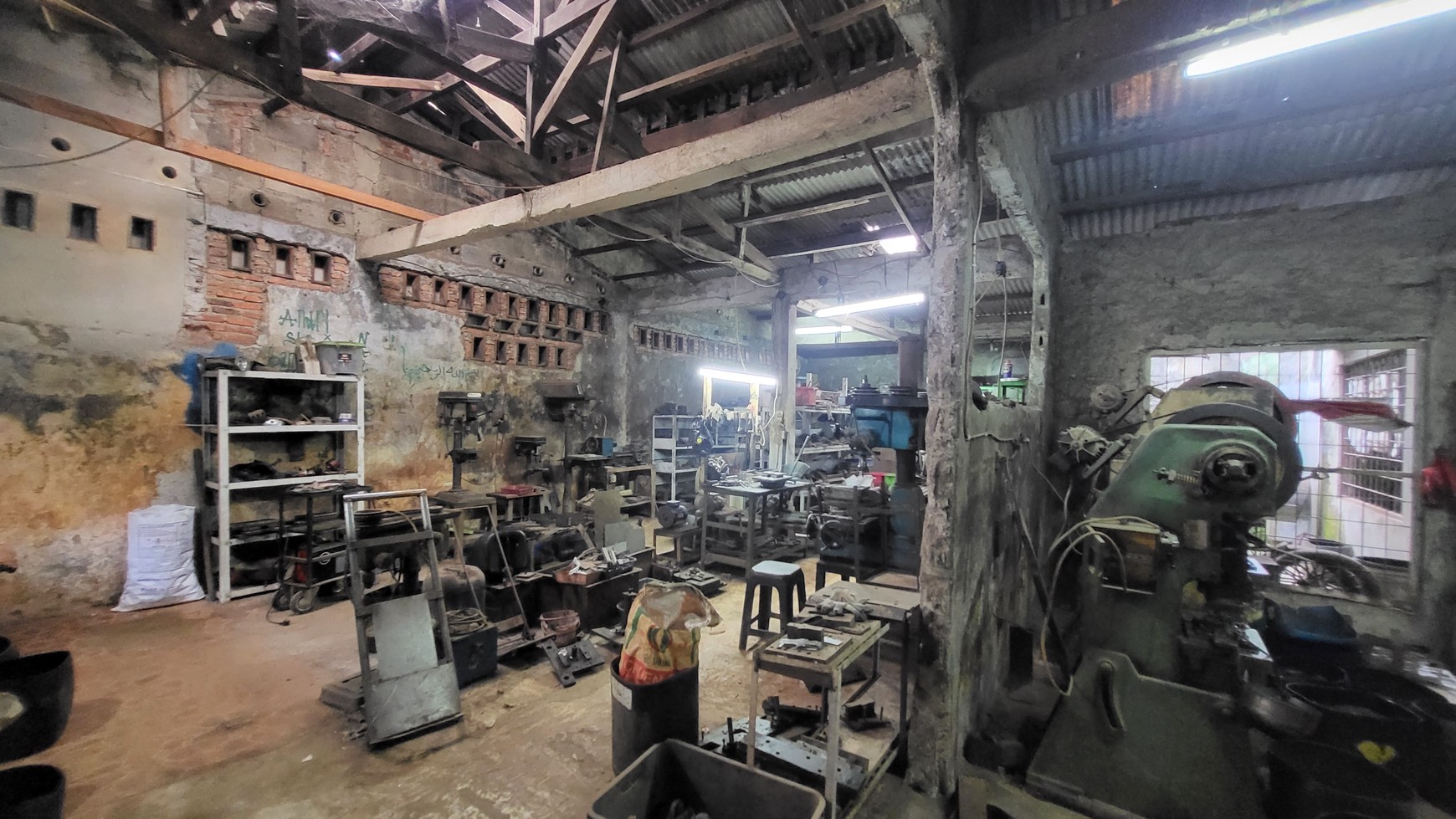 Gudang Hadap Jalan Raya di Cisauk Legok Tangerang