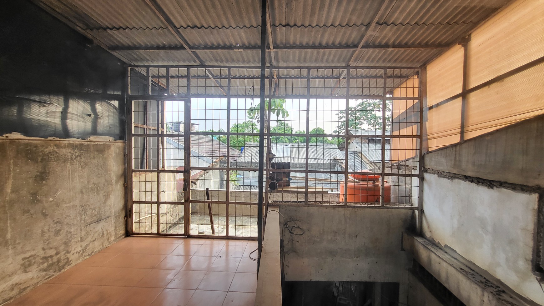 Gudang Hadap Jalan Raya di Cisauk Legok Tangerang