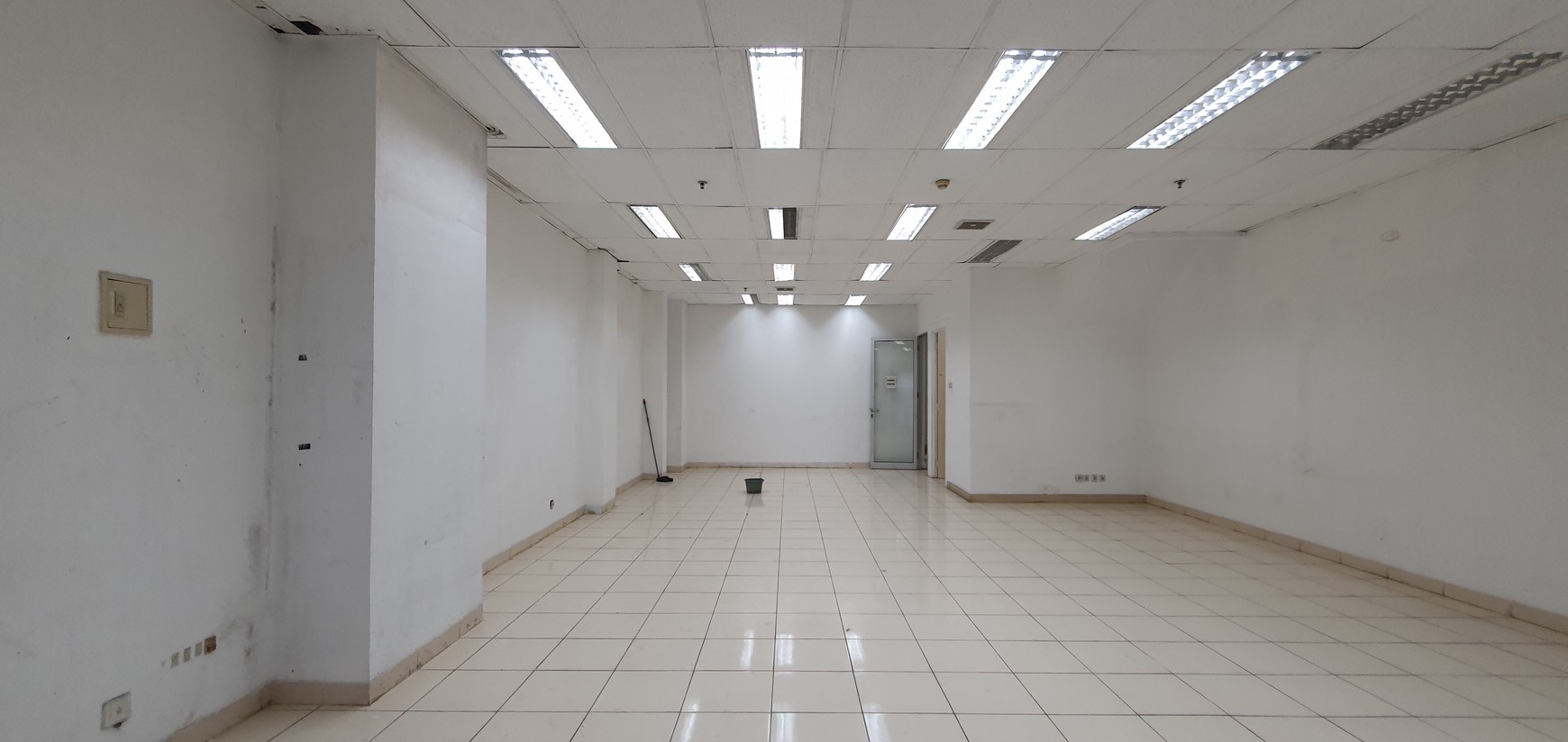 Jarang ada!! Ruko 2 lantai lebar 7. Luas, rapih, siap pakai. Di bawah French Walk Tower Evian, MOI, Kelapa Gading