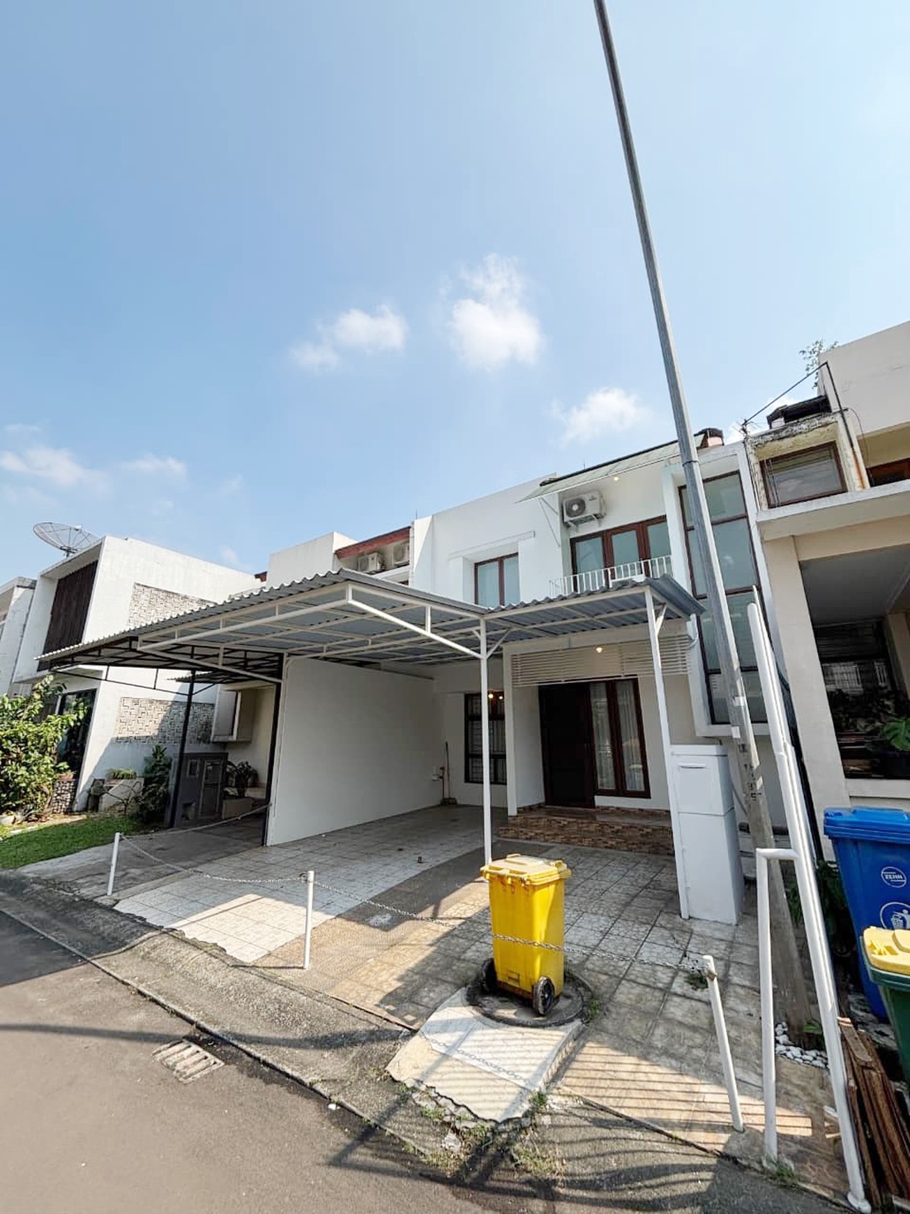 Rumah sudah renov harga murah di Emerald Town House Bintaro