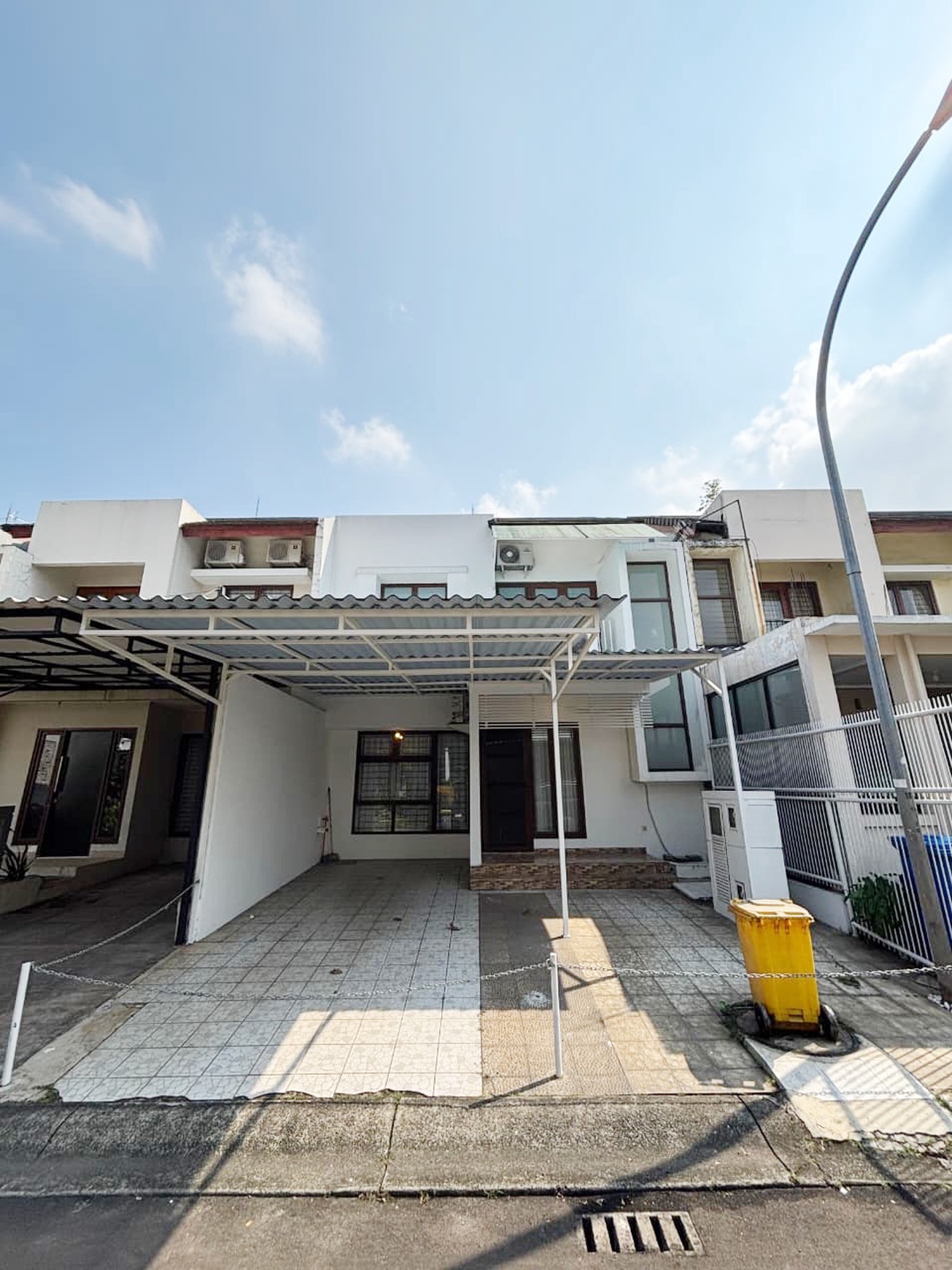 Rumah sudah renov harga murah di Emerald Town House Bintaro