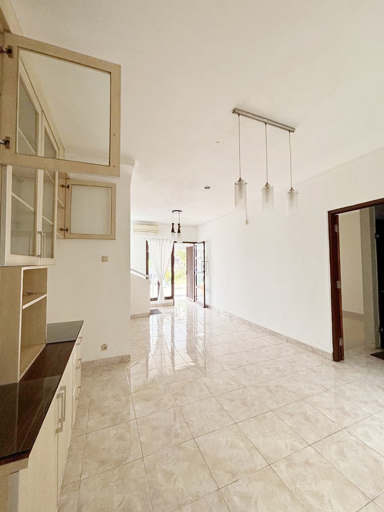 Rumah sudah renov harga murah di Emerald Town House Bintaro