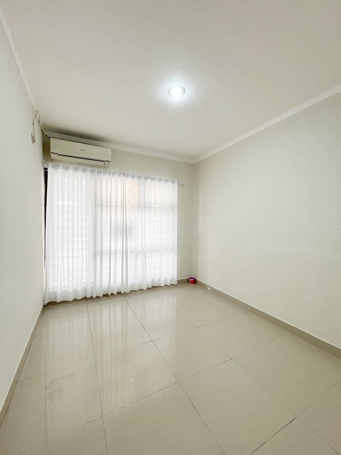 Rumah sudah renov harga murah di Emerald Town House Bintaro
