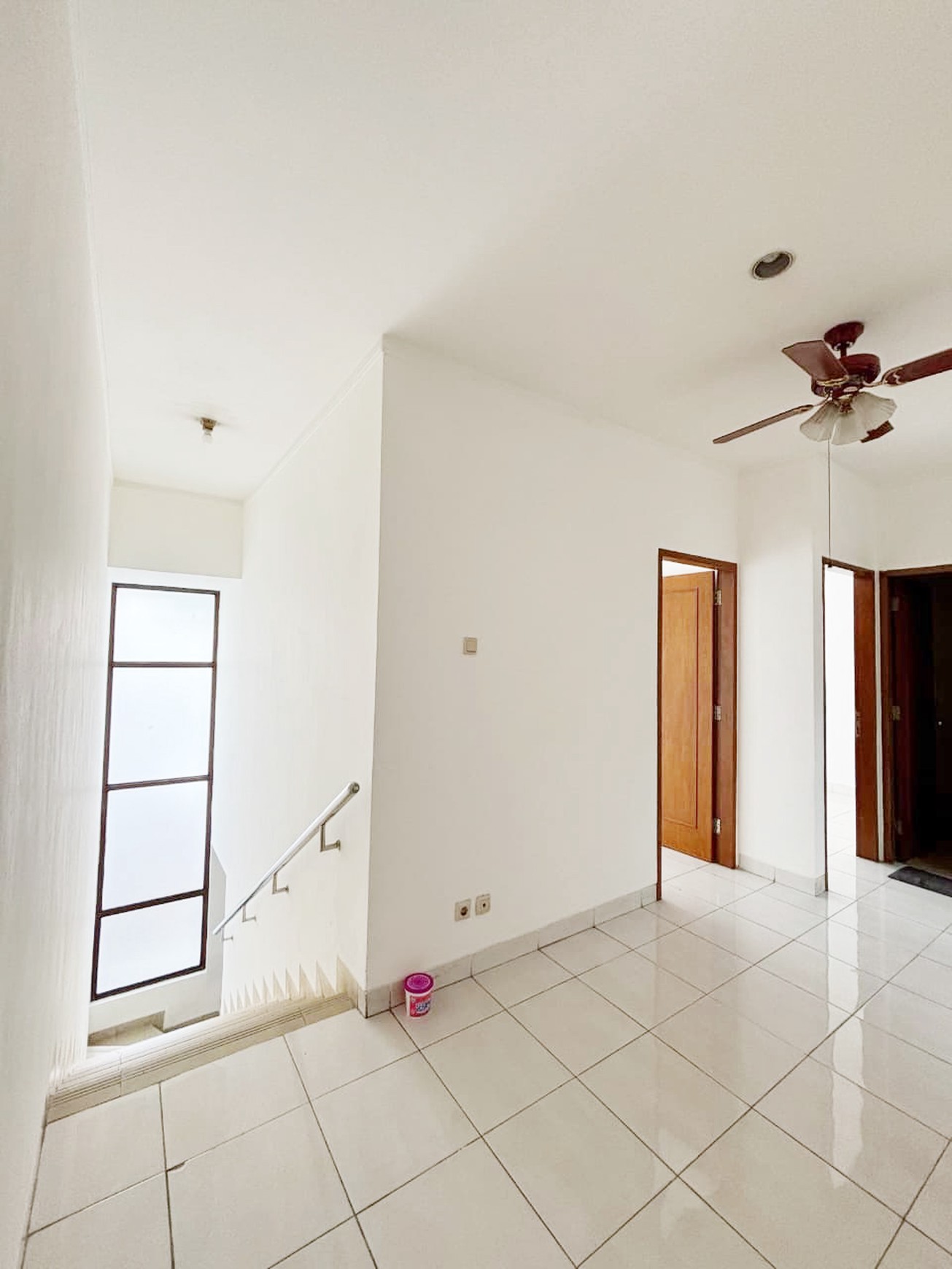 Rumah sudah renov harga murah di Emerald Town House Bintaro