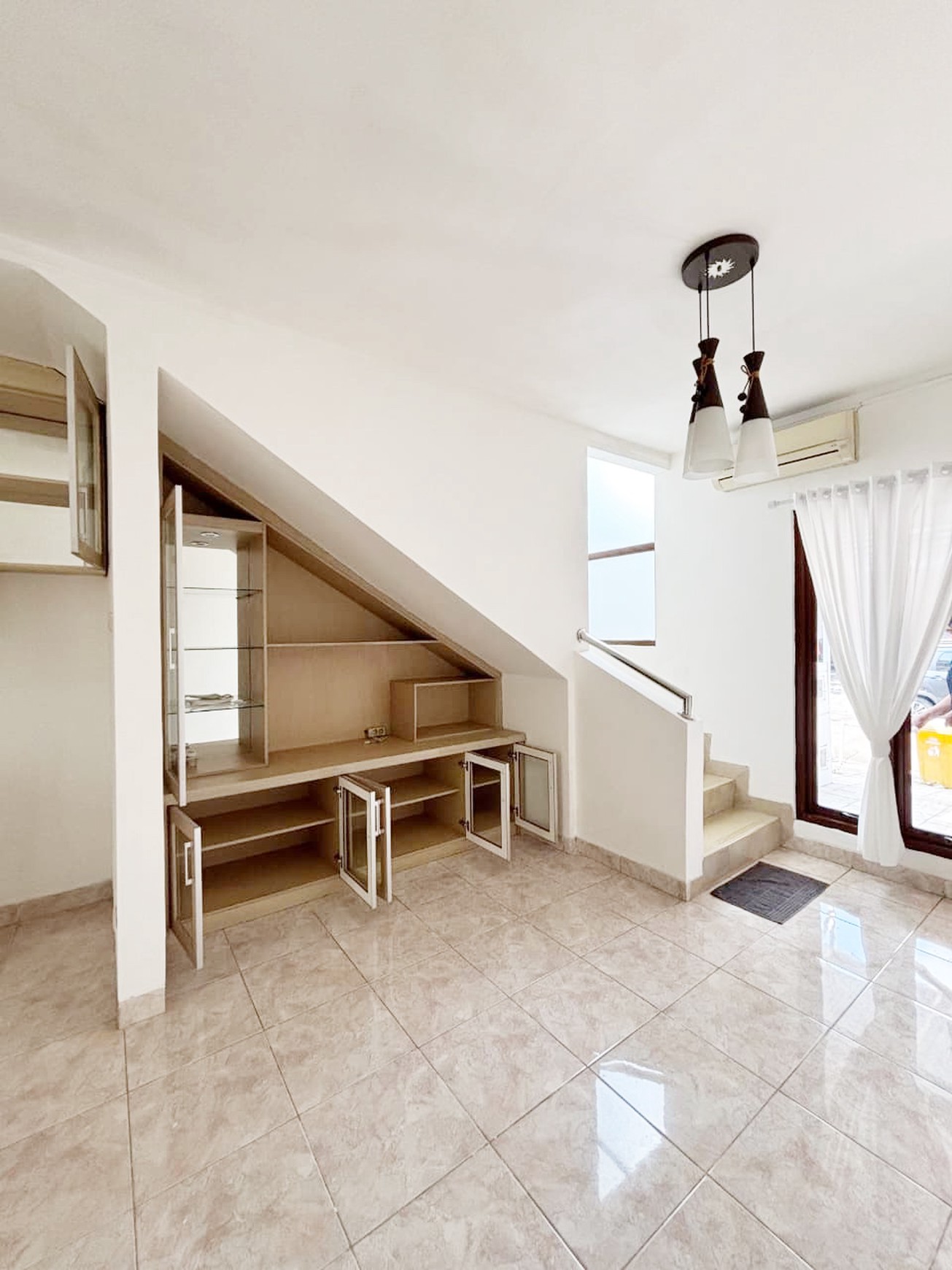 Rumah sudah renov harga murah di Emerald Town House Bintaro