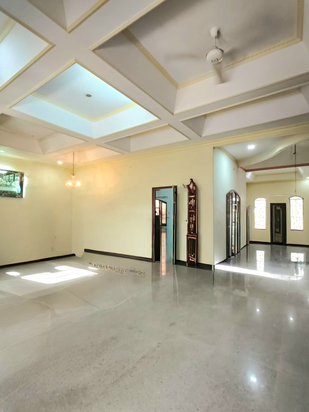 Rumah luas dengan desain klasik di Kayu Putih Selatan, dilengkapi kolam renang.