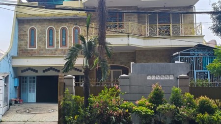 Rumah luas dengan desain klasik di Kayu Putih Selatan, dilengkapi kolam renang.