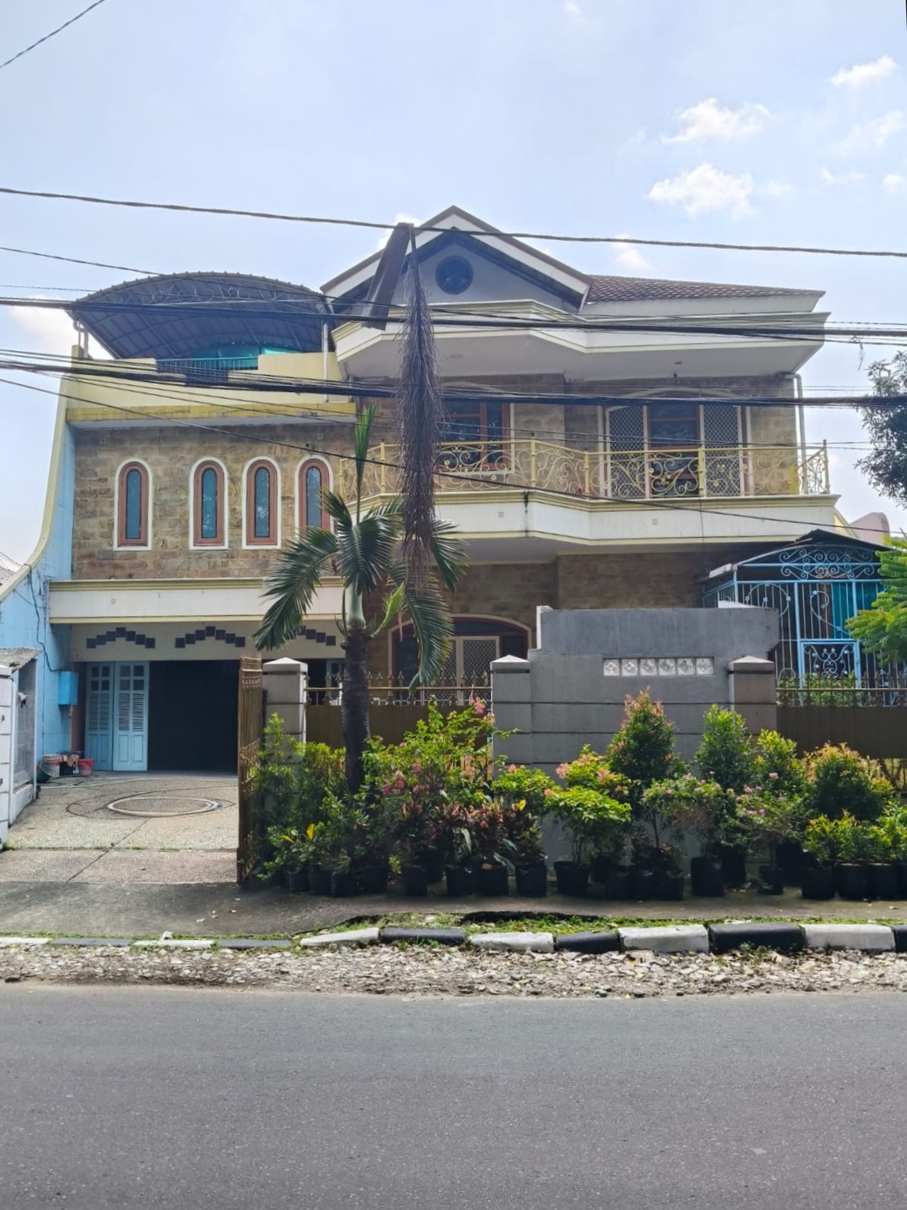 Rumah luas dengan desain klasik di Kayu Putih Selatan, dilengkapi kolam renang.