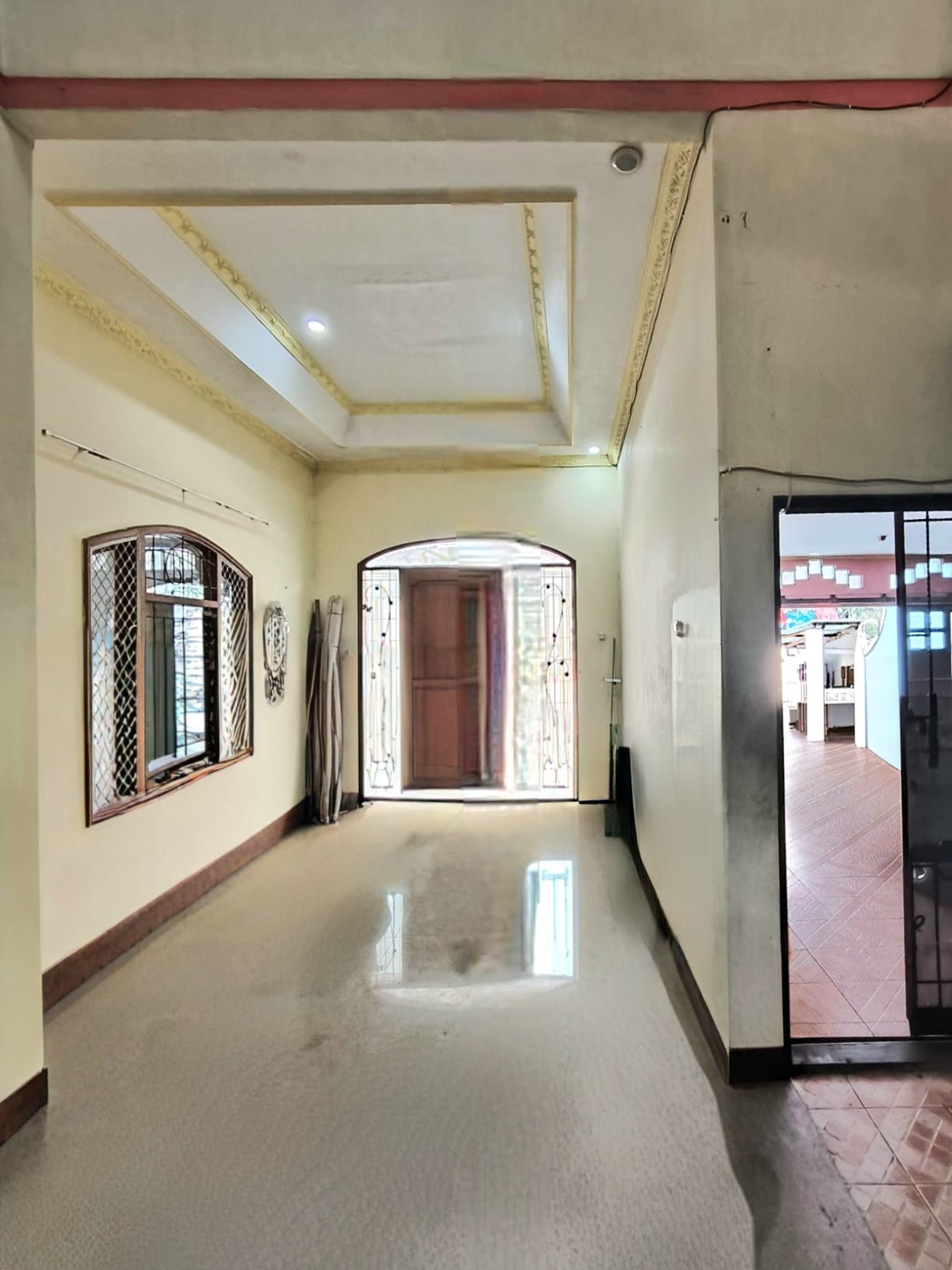 Rumah luas dengan desain klasik di Kayu Putih Selatan, dilengkapi kolam renang.