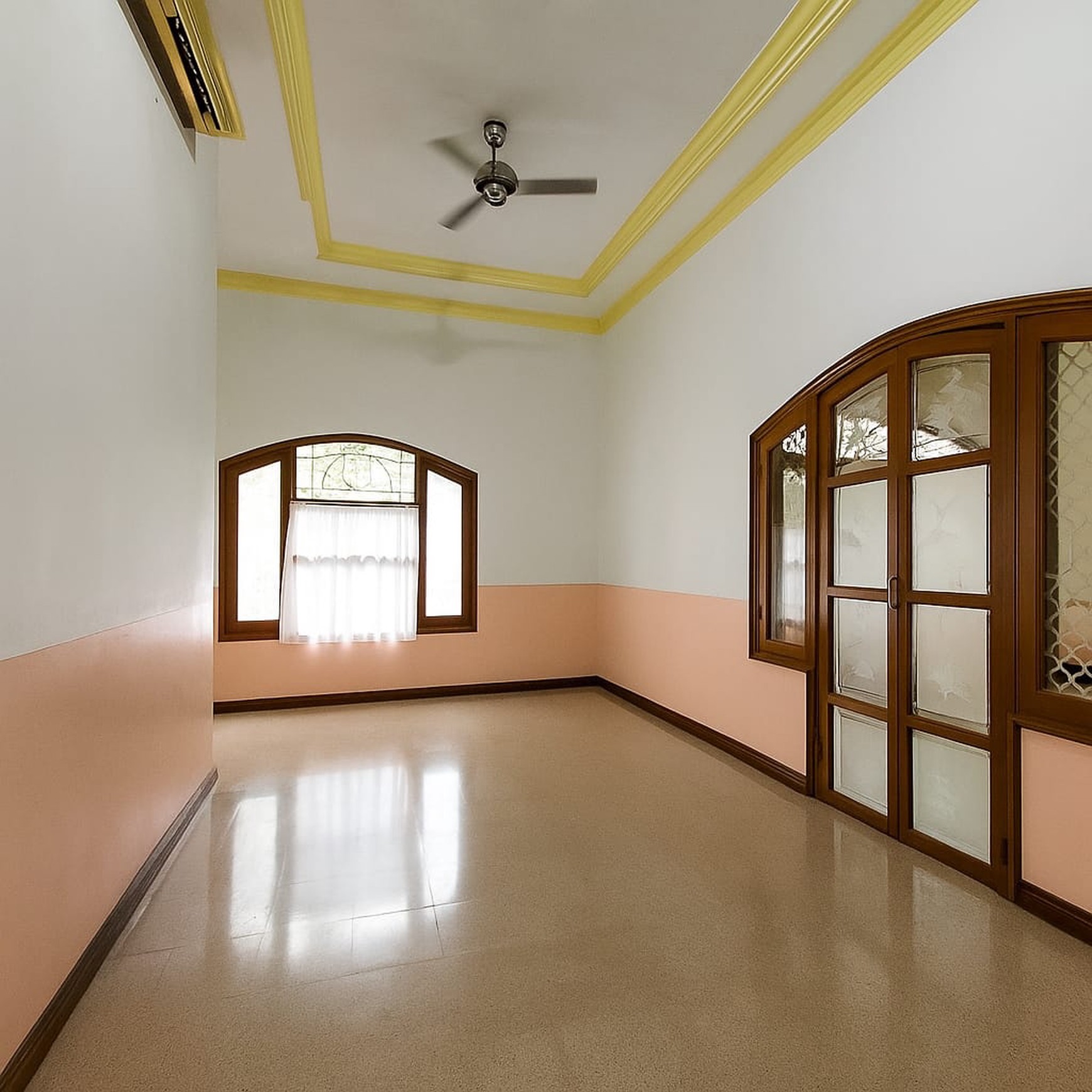Rumah luas dengan desain klasik di Kayu Putih Selatan, dilengkapi kolam renang.