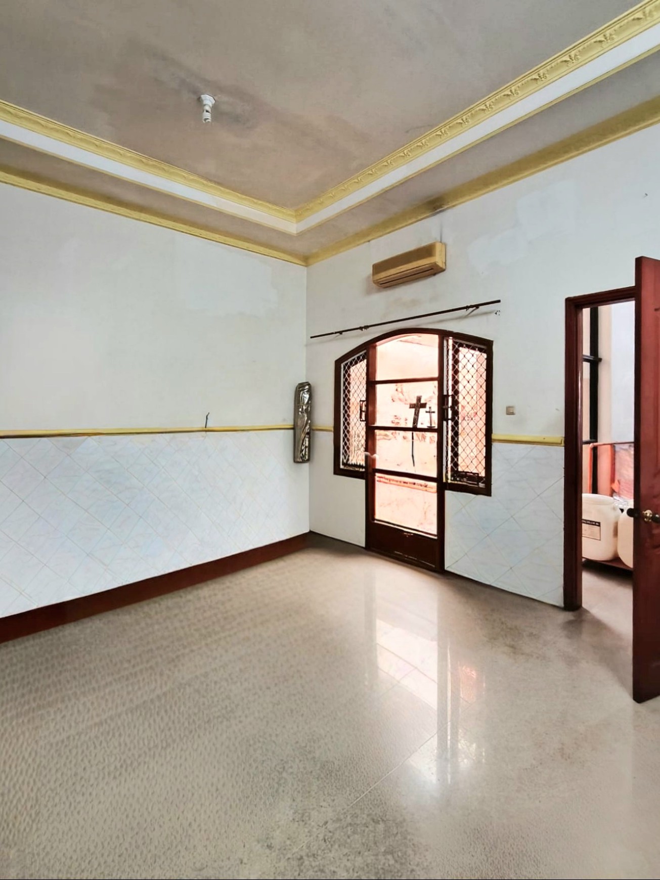 Rumah luas dengan desain klasik di Kayu Putih Selatan, dilengkapi kolam renang.