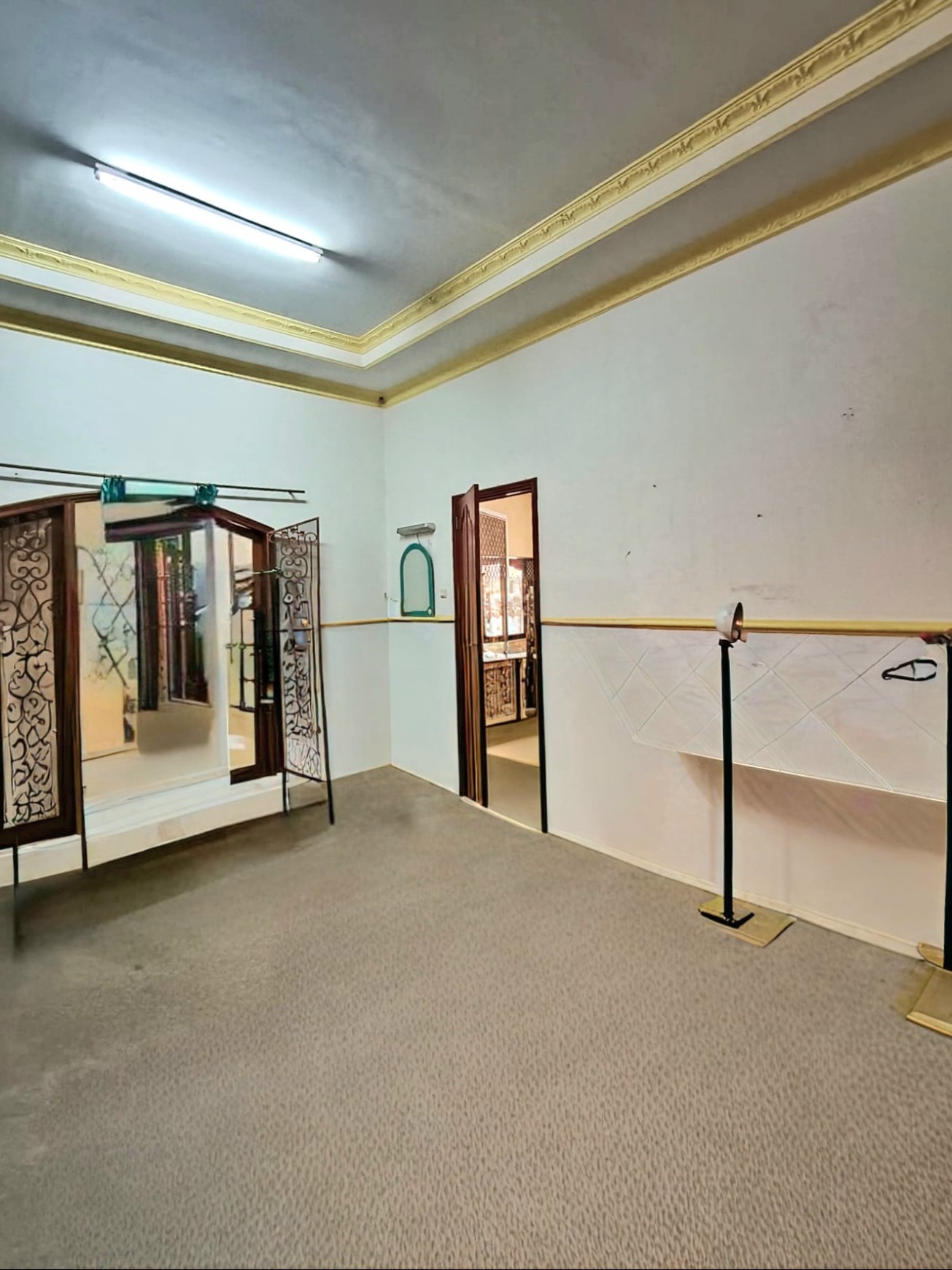 Rumah luas dengan desain klasik di Kayu Putih Selatan, dilengkapi kolam renang.
