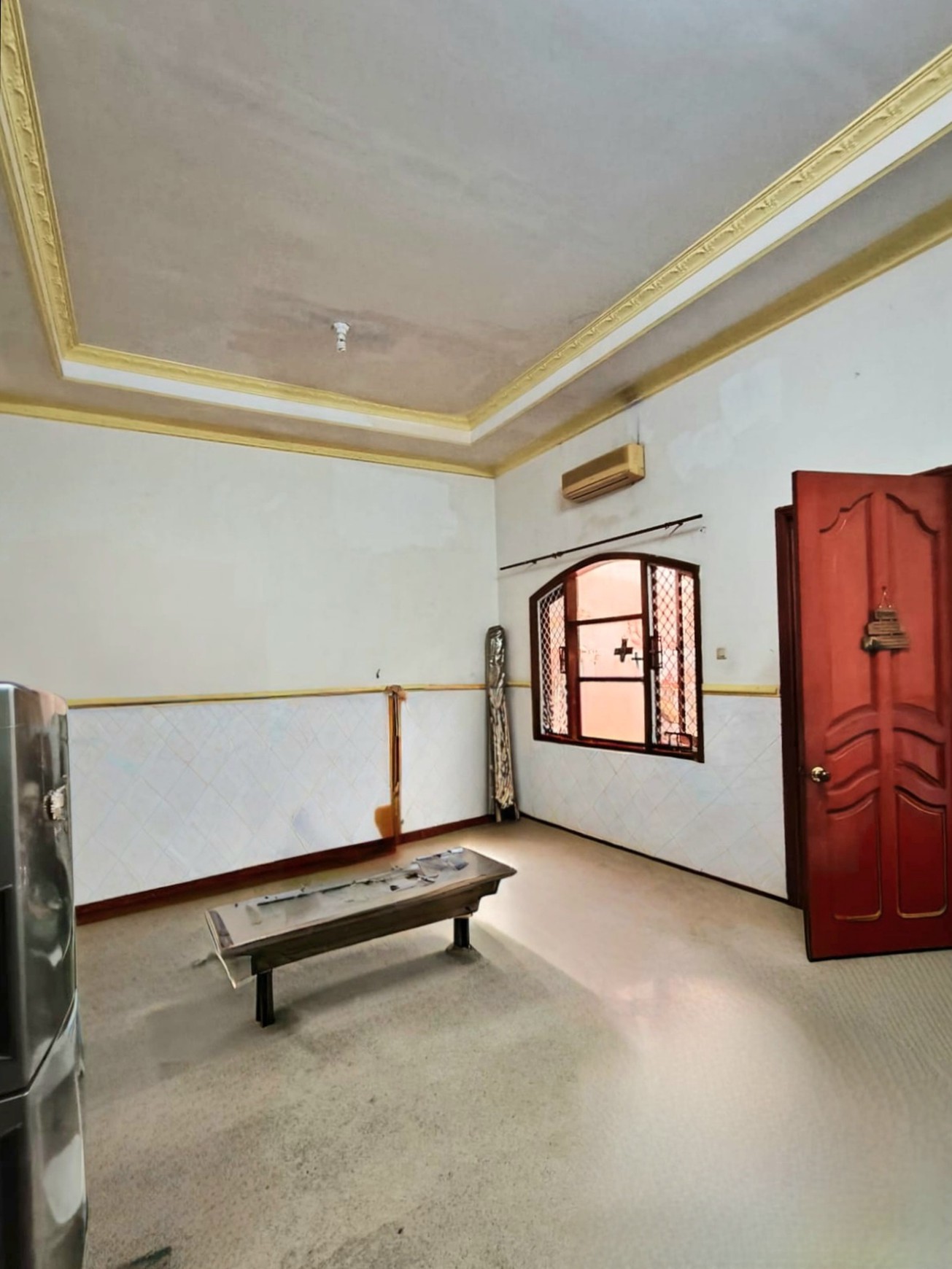 Rumah luas dengan desain klasik di Kayu Putih Selatan, dilengkapi kolam renang.