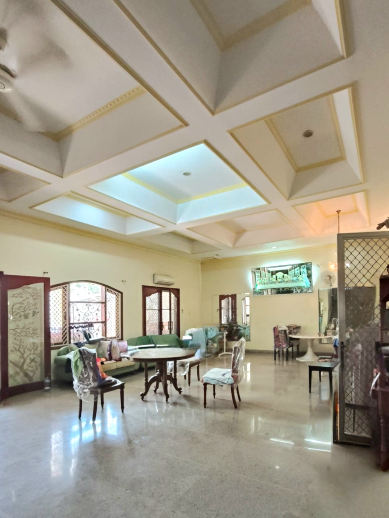 Rumah luas dengan desain klasik di Kayu Putih Selatan, dilengkapi kolam renang.